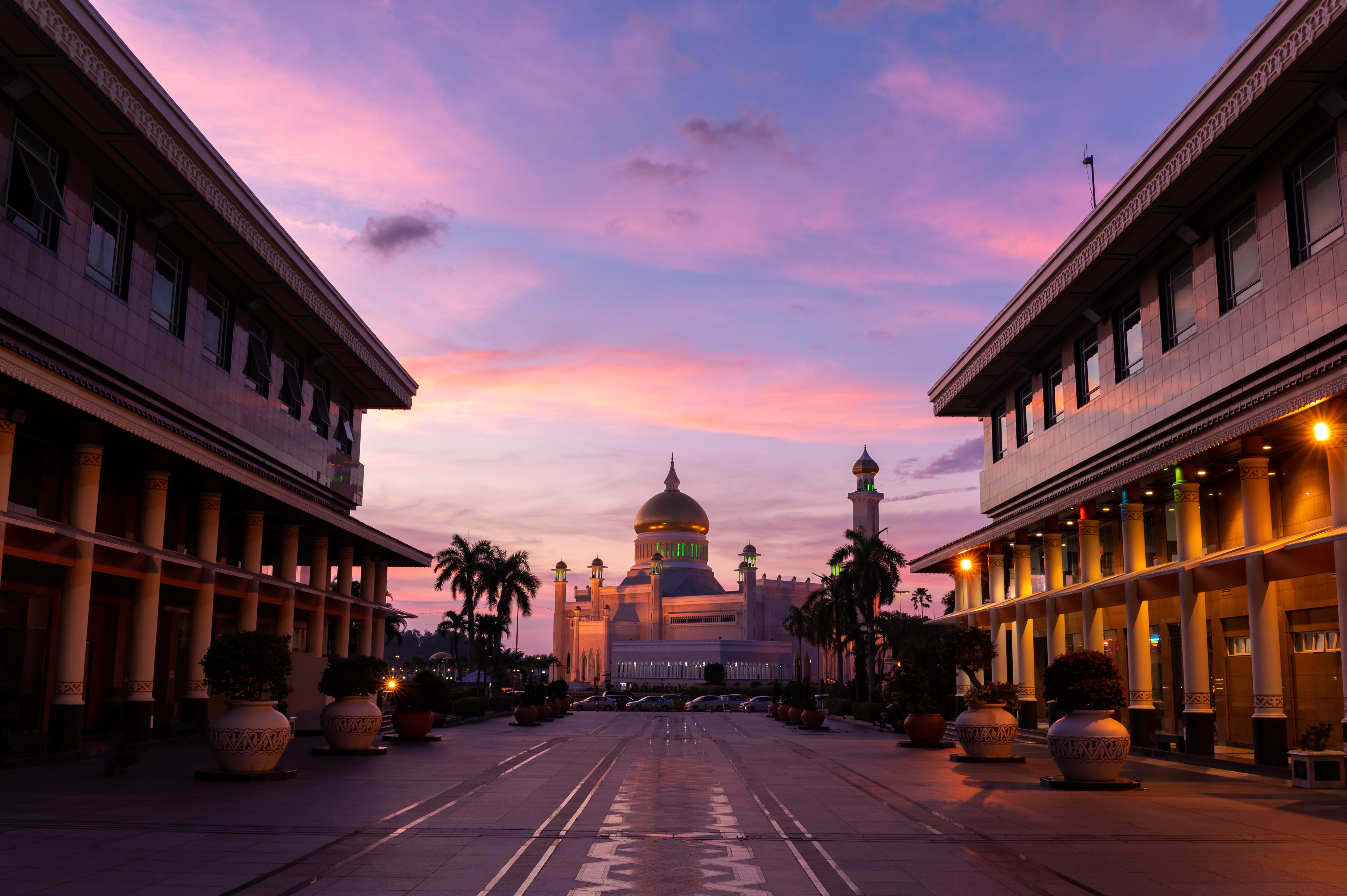 Omar Ali Saifuddien Mosque The famous Omar Ali Saifuddien Mosque in Brunei. This is a national landmark in the tiny nation of Brunei.