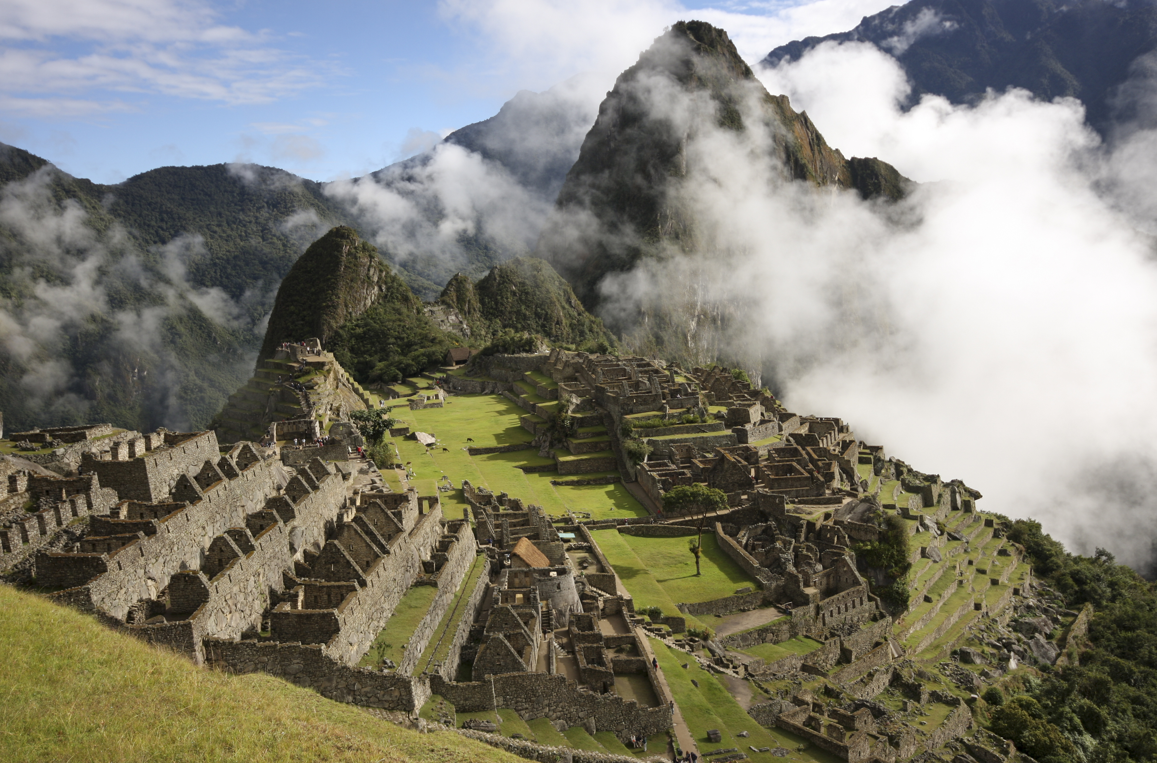 Iconic view of Machu Picchu Inca ruins, UNESCO World Heritage Site, with low cloud, Peru, South America