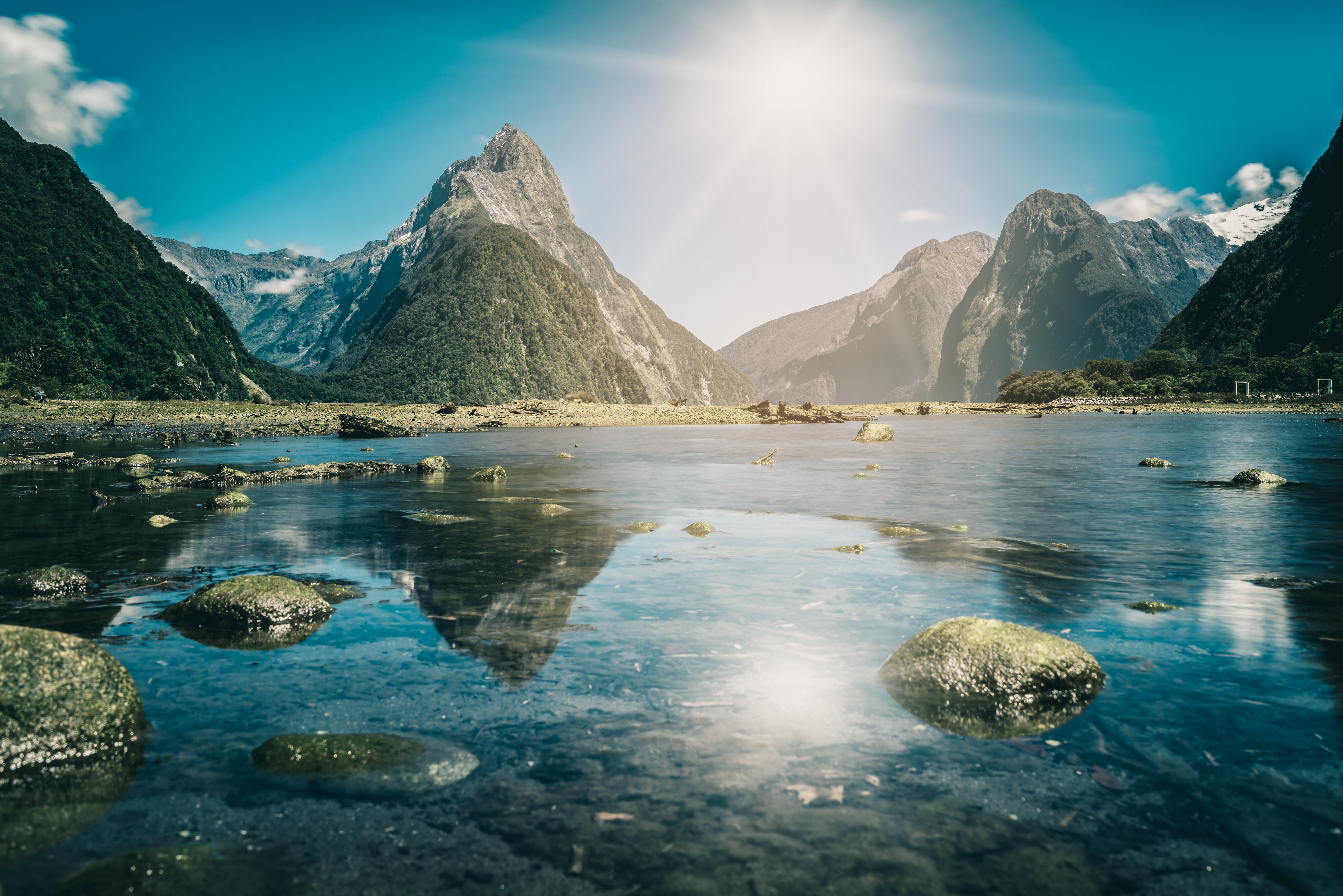 Milford Sound in Fiordland National Park, South Island, New Zealand 