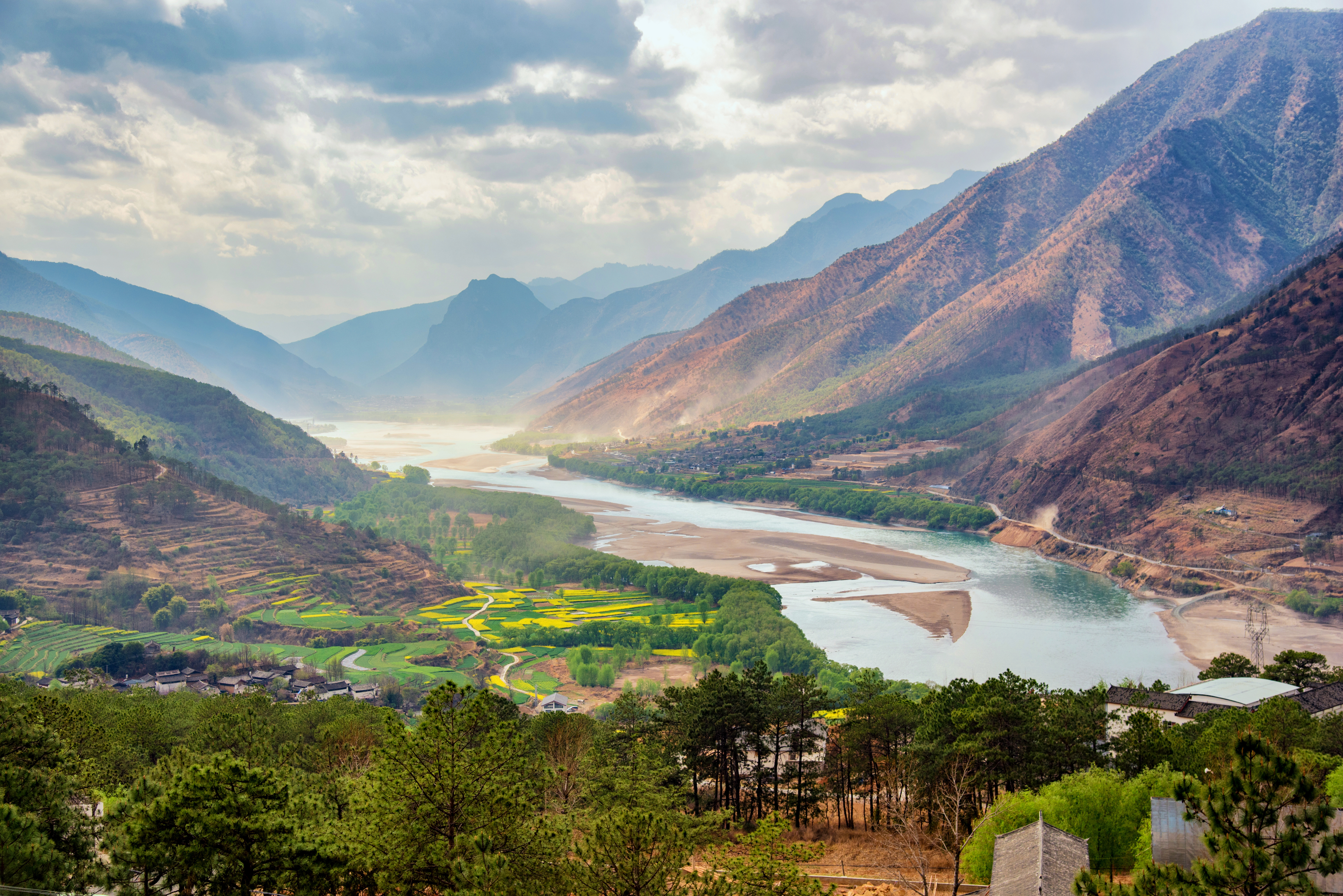 A famous bend of the river, surroudned by mountains and rays of sunshine
