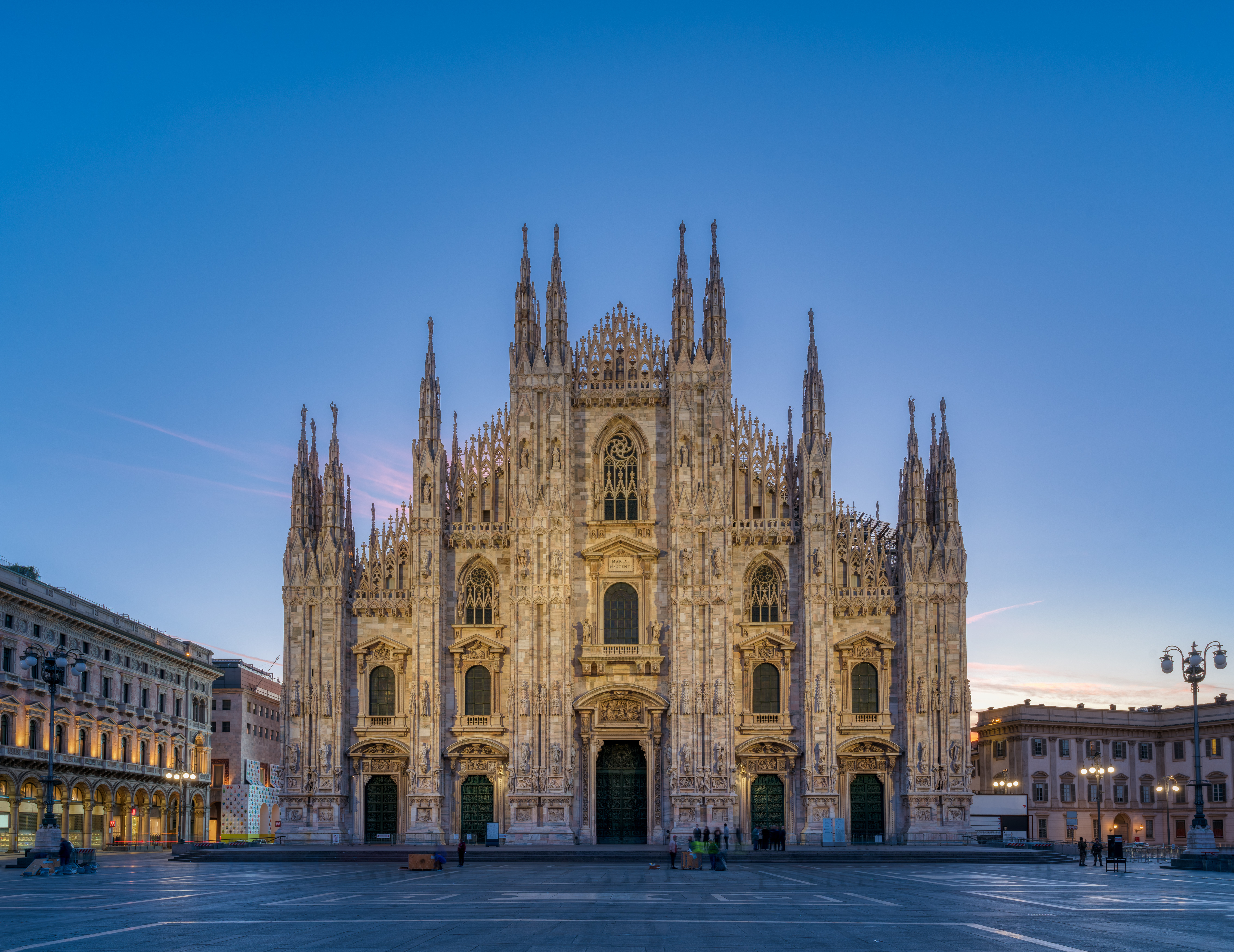 Duomo di Milano church in the early morning before sunrise