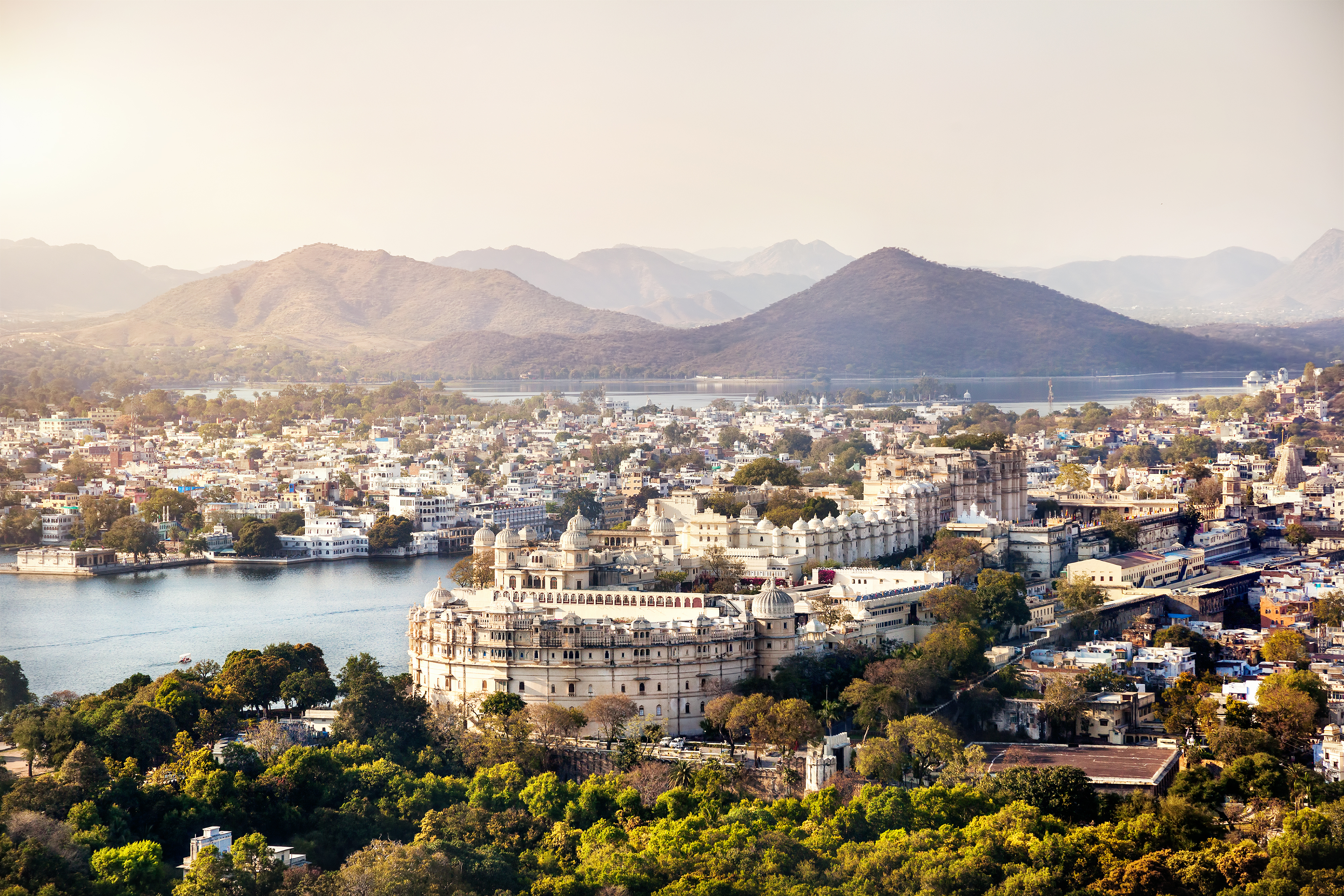 Lake Pichola with City Palace view in Udaipur, Rajasthan, India
