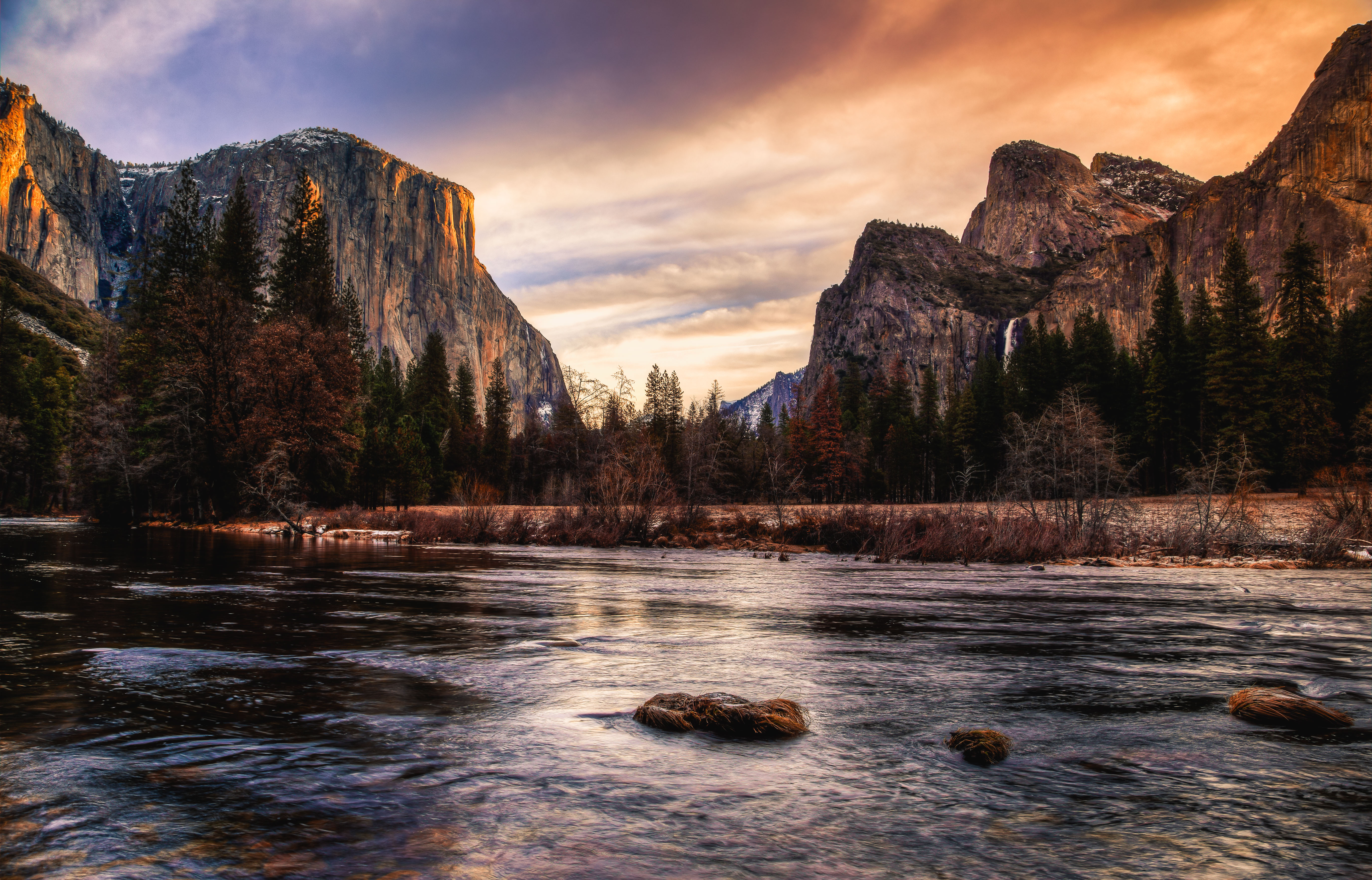 Morning valley colours of merced river with mountains in the background