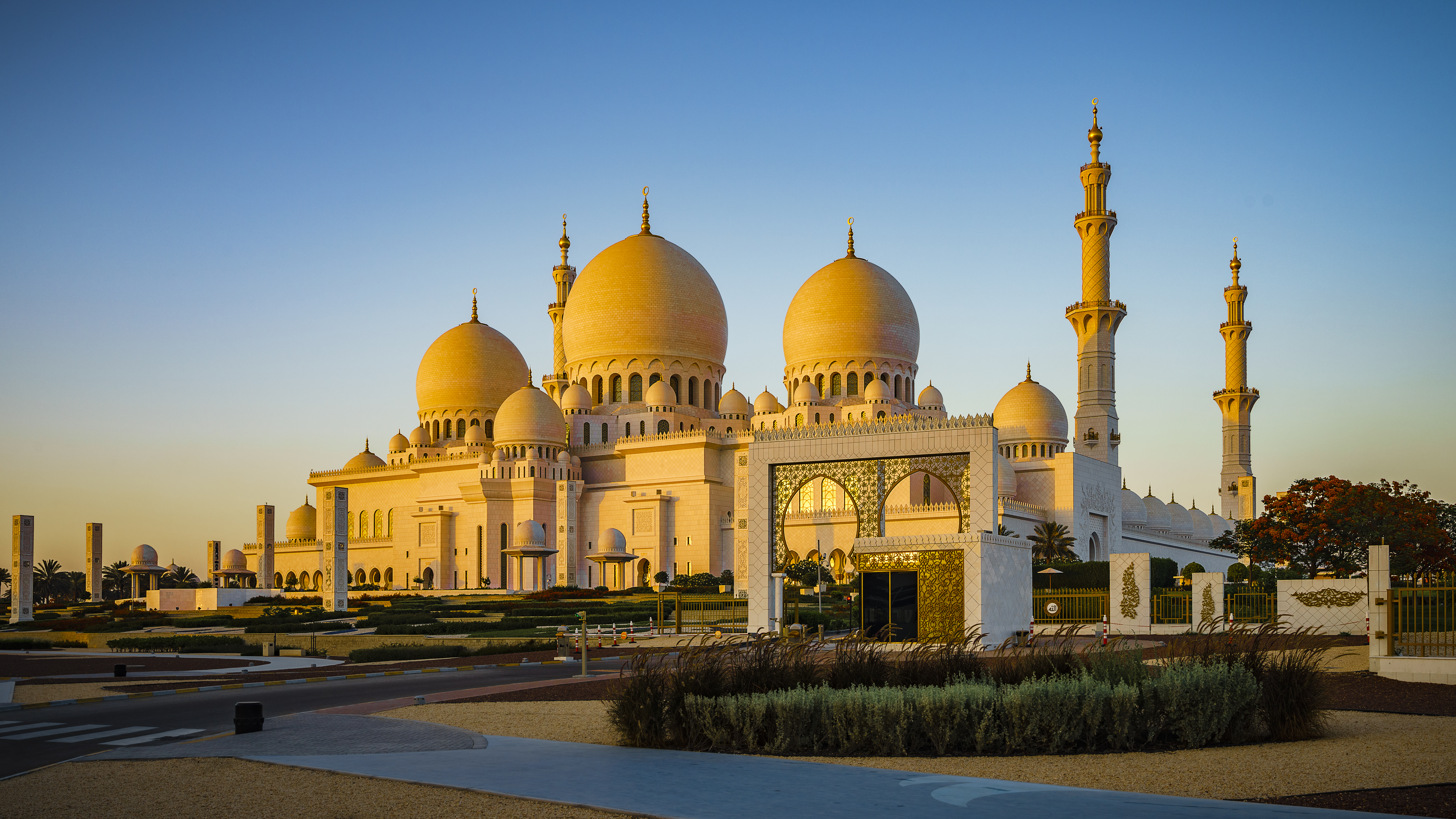 Sheikh Zayed Grand Mosque in Abu Dhabi in the sunset