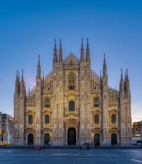 Duomo di Milano church in the early morning before sunrise