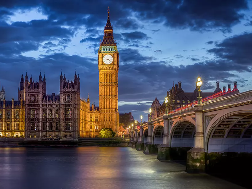 Walk along the powerful Thames to admire the The Palace of Westminster