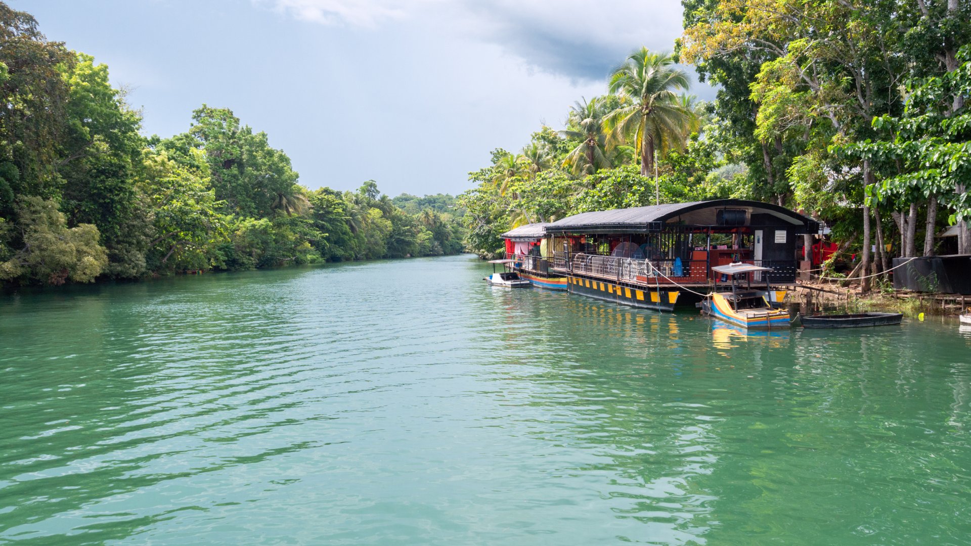 Floating buffet reastaurant cruise on Loboc River