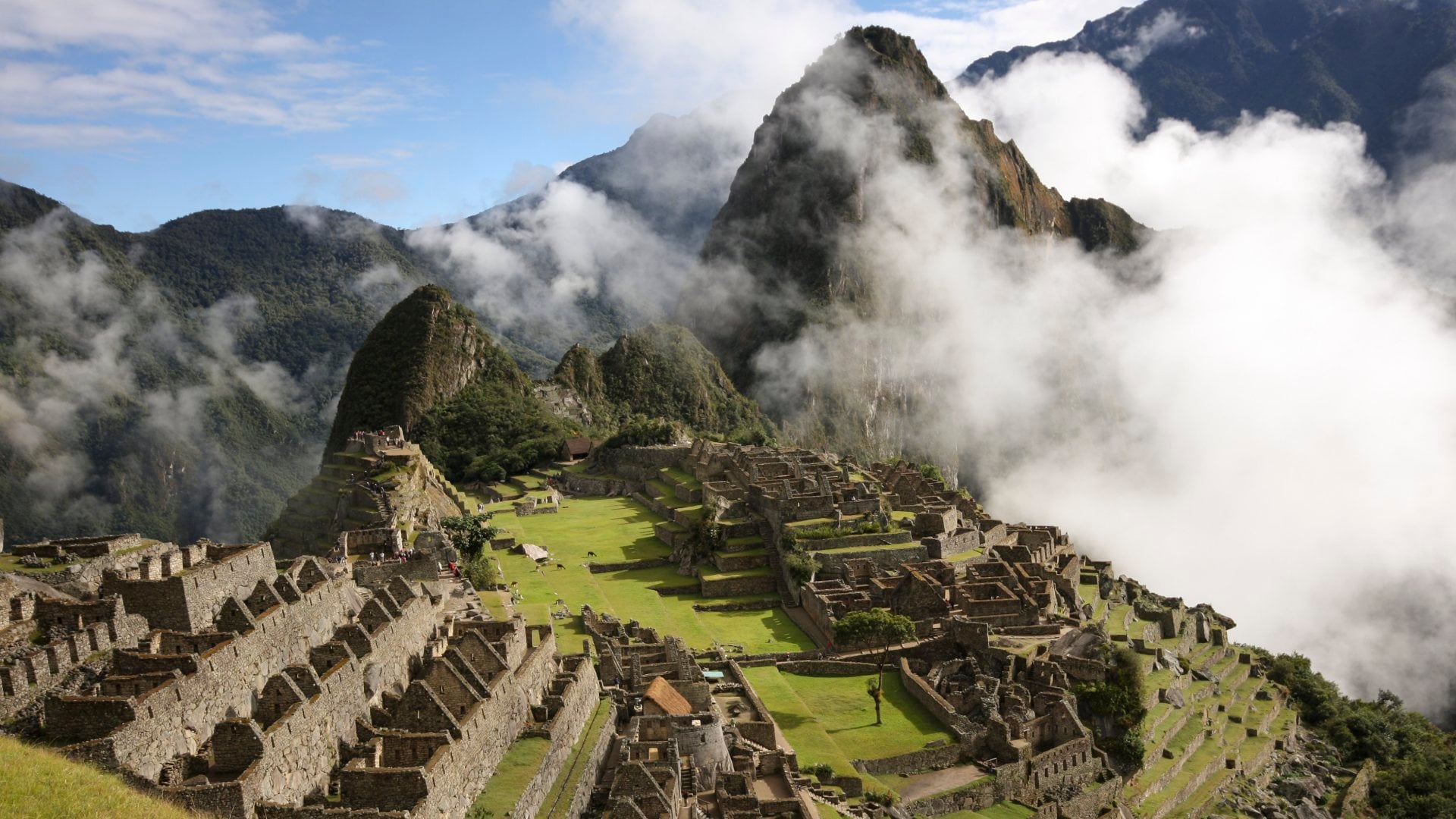 Iconic view of Machu Picchu Inca ruins, UNESCO World Heritage Site, with low cloud, Peru, South America