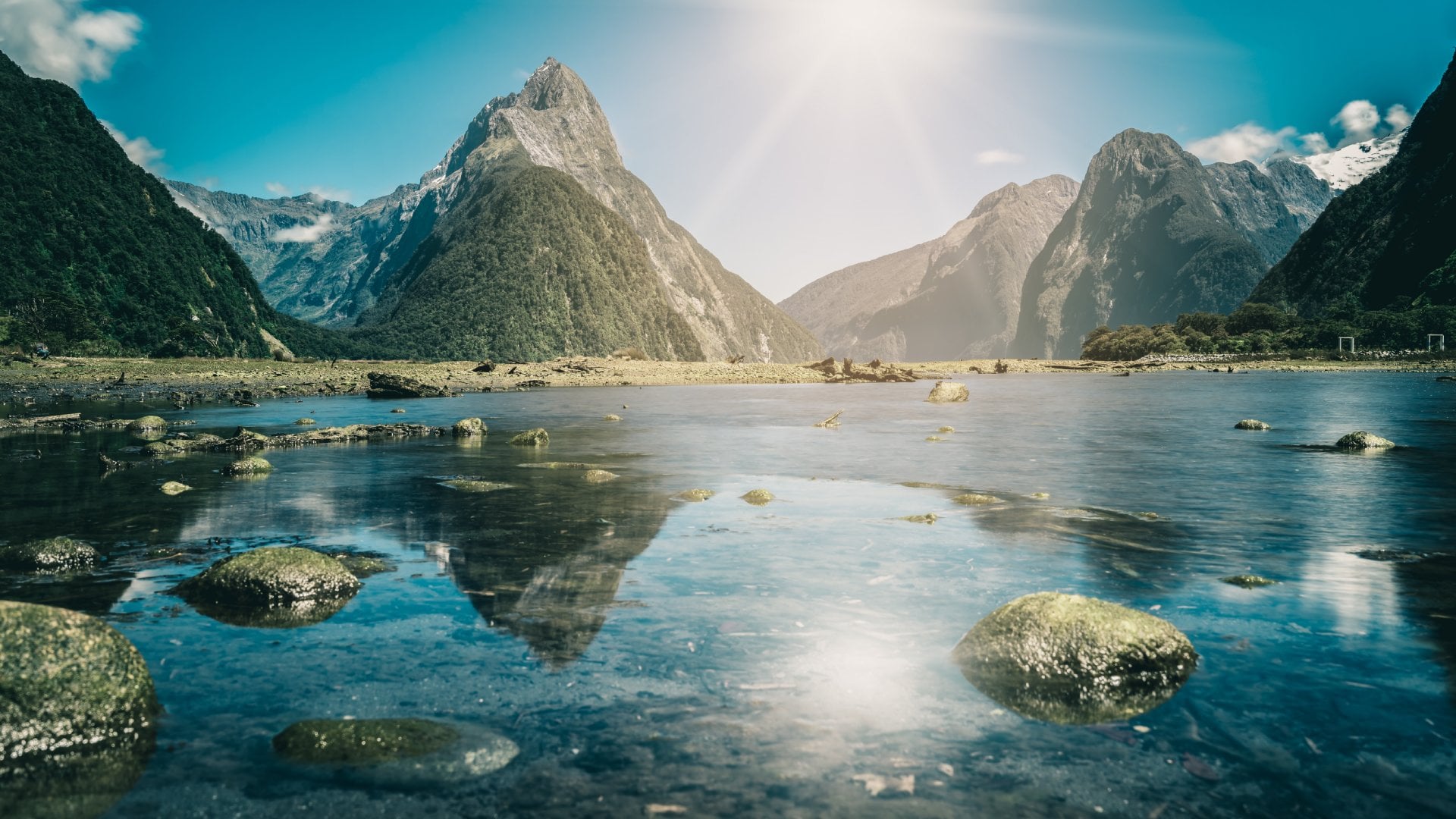 Milford Sound in Fiordland National Park, South Island, New Zealand 