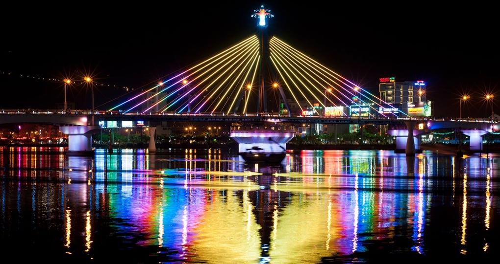 Han River Bridge is a popular spot for taking photos on your Vietnam vacation. Han River Bridge is a popular spot for taking photos on your Vietnam vacation.