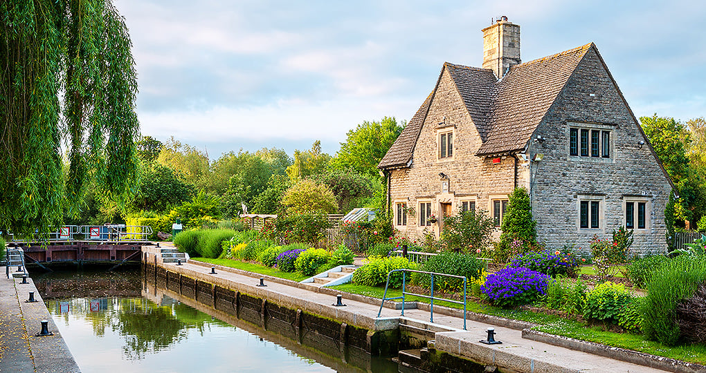 Take a break by the waterside at Iffley Lock, connecting directly to the River Thames Take a break by the waterside at Iffley Lock, connecting directly to the River Thames