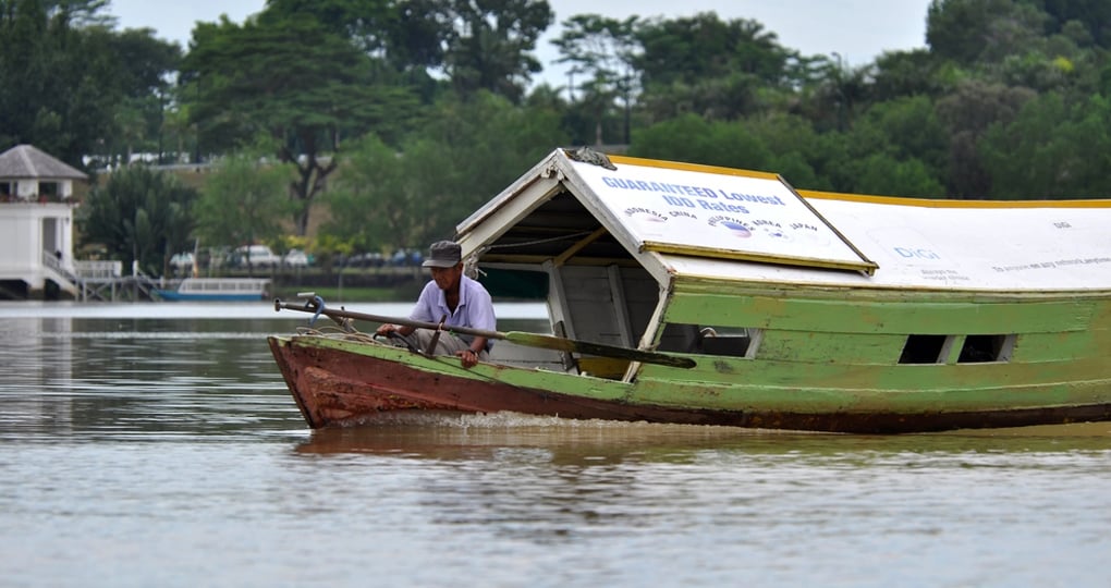 A boatman crosses the river to pick up customers A boatman crosses the river to pick up customers