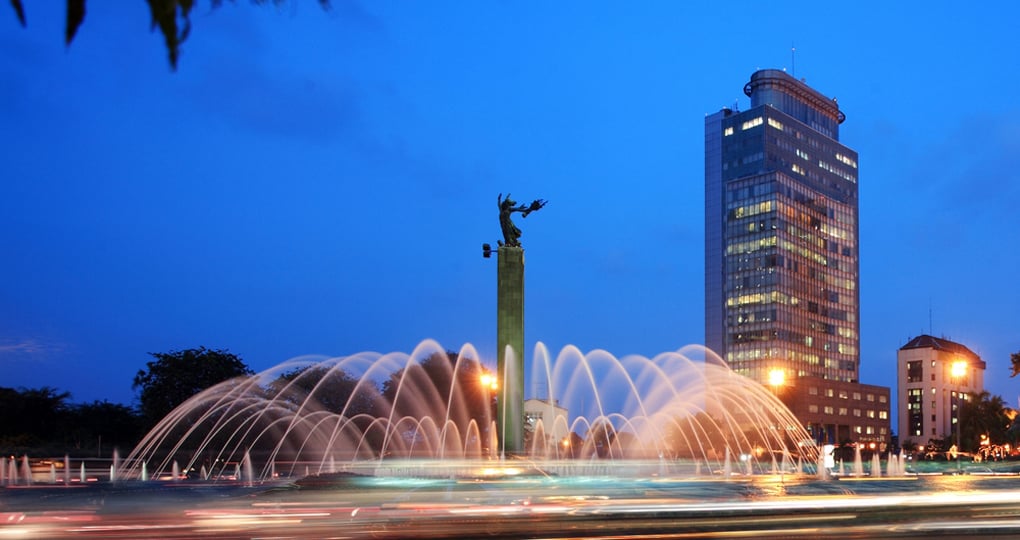 A water fountain circle roundabout in the city A water fountain circle roundabout in the city