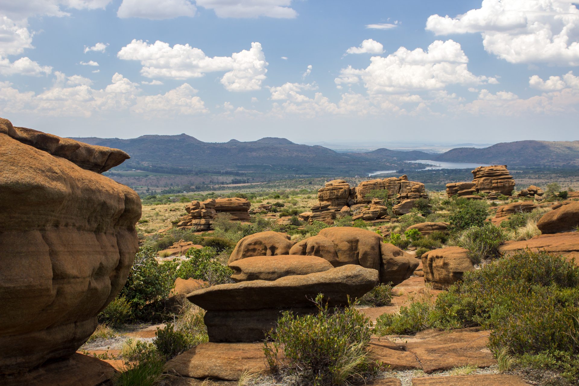 Magaliesberg Mountains The Magaliesberg Mountains is a small mountain chain in the Gauteng and North-west provinces of South Africa