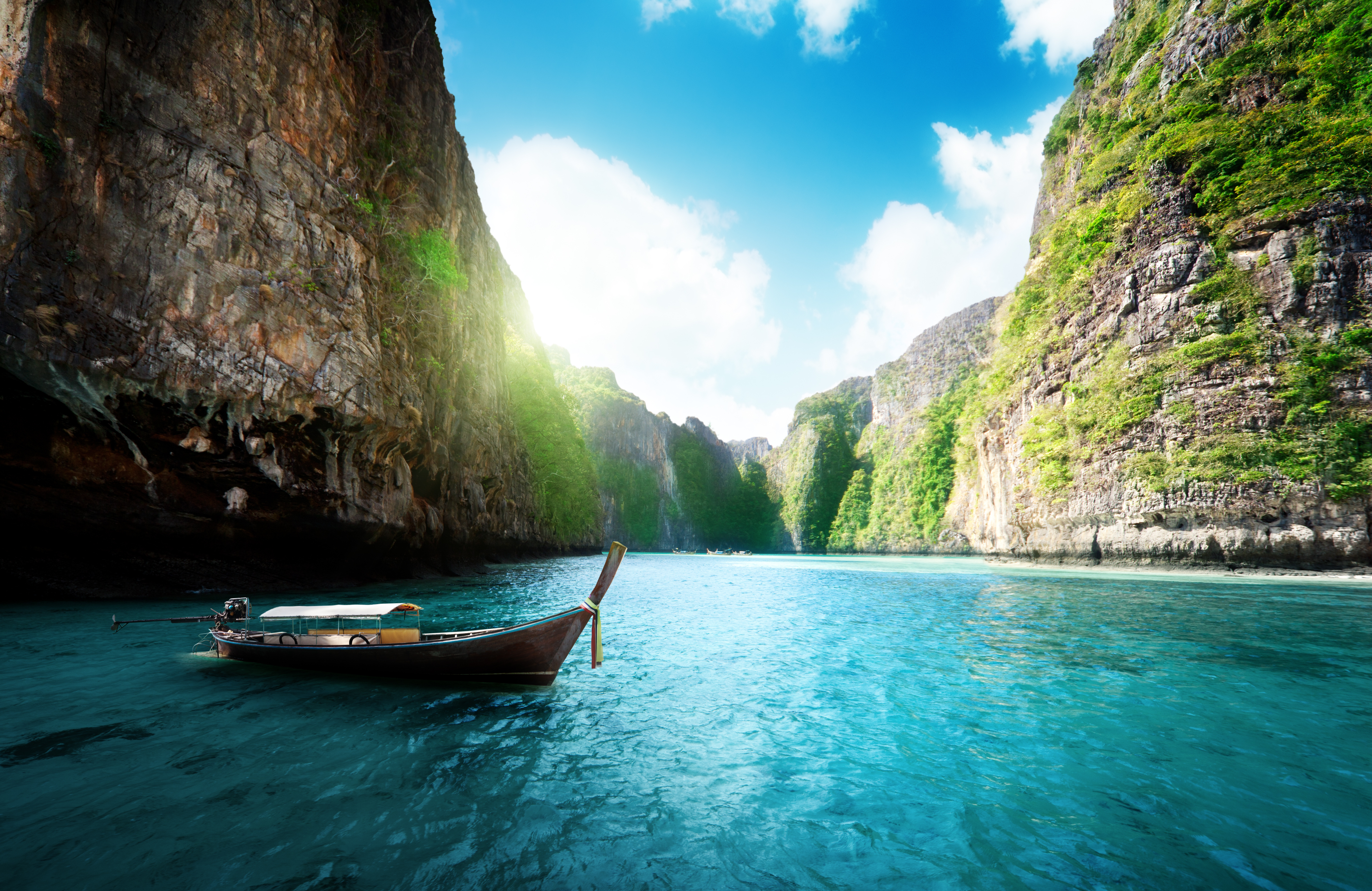 Cruise along the bays of Phi Phi Island