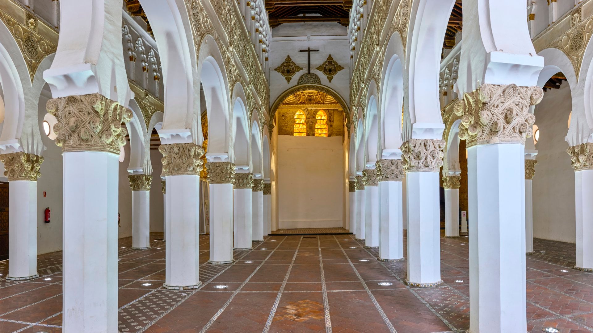 Santa María la Blanca church, the main synagogue in the Jewish quarter of Toledo late 12th century. Was built with five naves, separated by horseshoe arches.