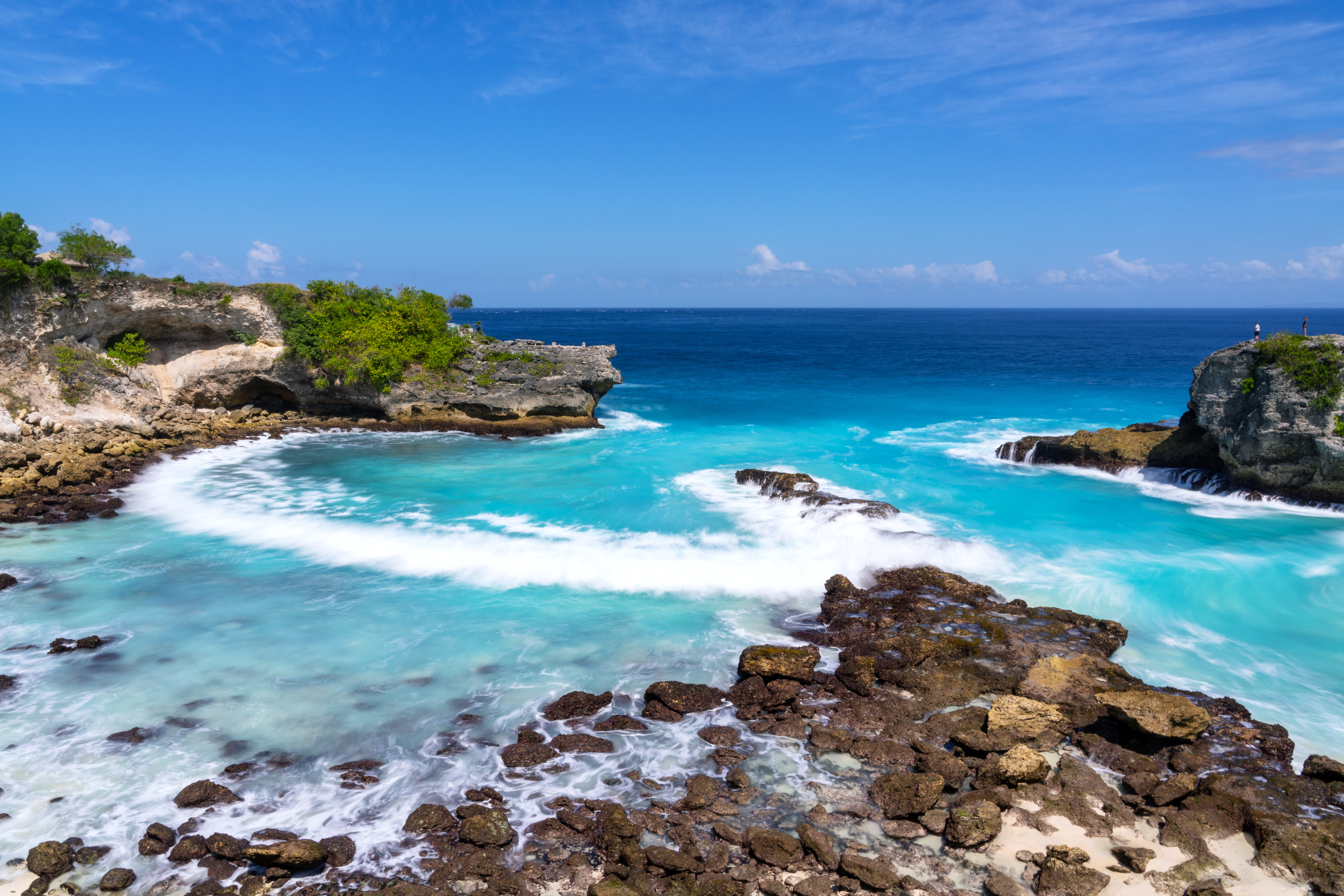 Nusa Ceningan is a small island located between Nusa Lembongan and Nusa Penida.