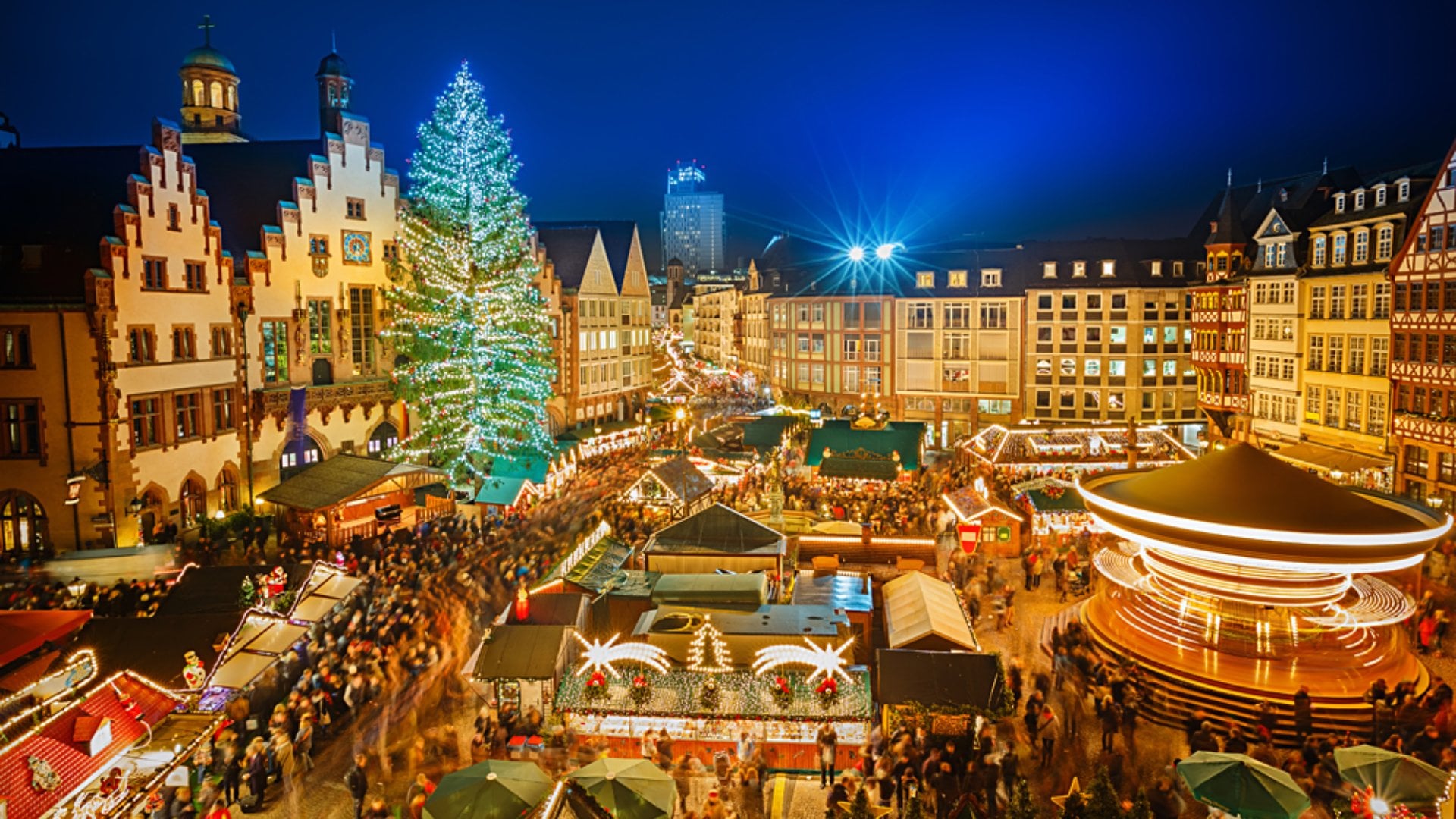 Traditional christmas market in the historic centre of Frankfurt, Germany