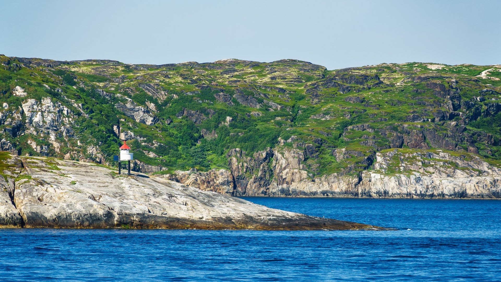 Hornoya Island is one of Norway’s largest nesting sites with 150,000 birds Hornoya Island is one of Norway’s largest nesting sites with 150,000 birds