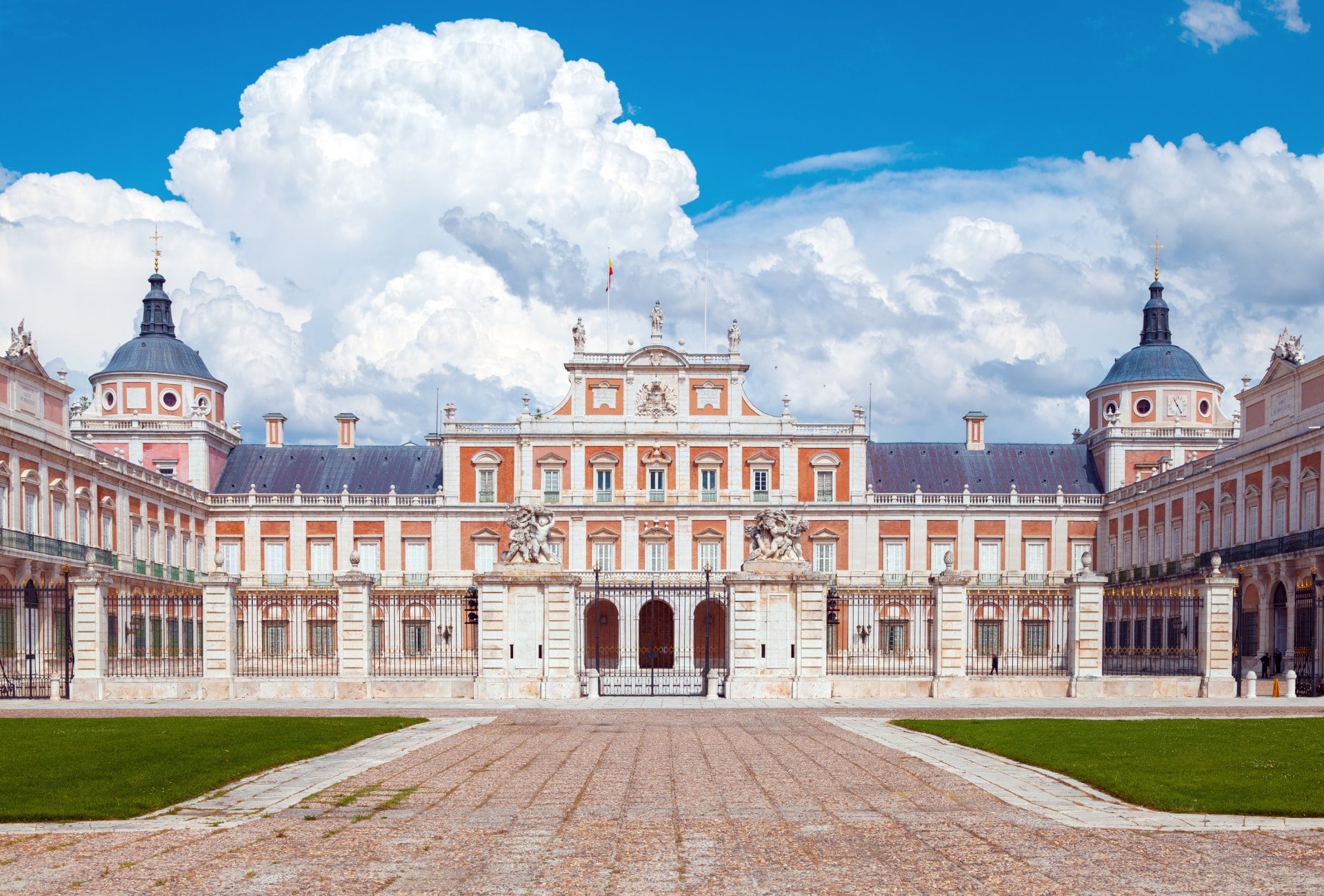 Royal Palace of Aranjuez is a great photo opportunity while on all Spain holidays.