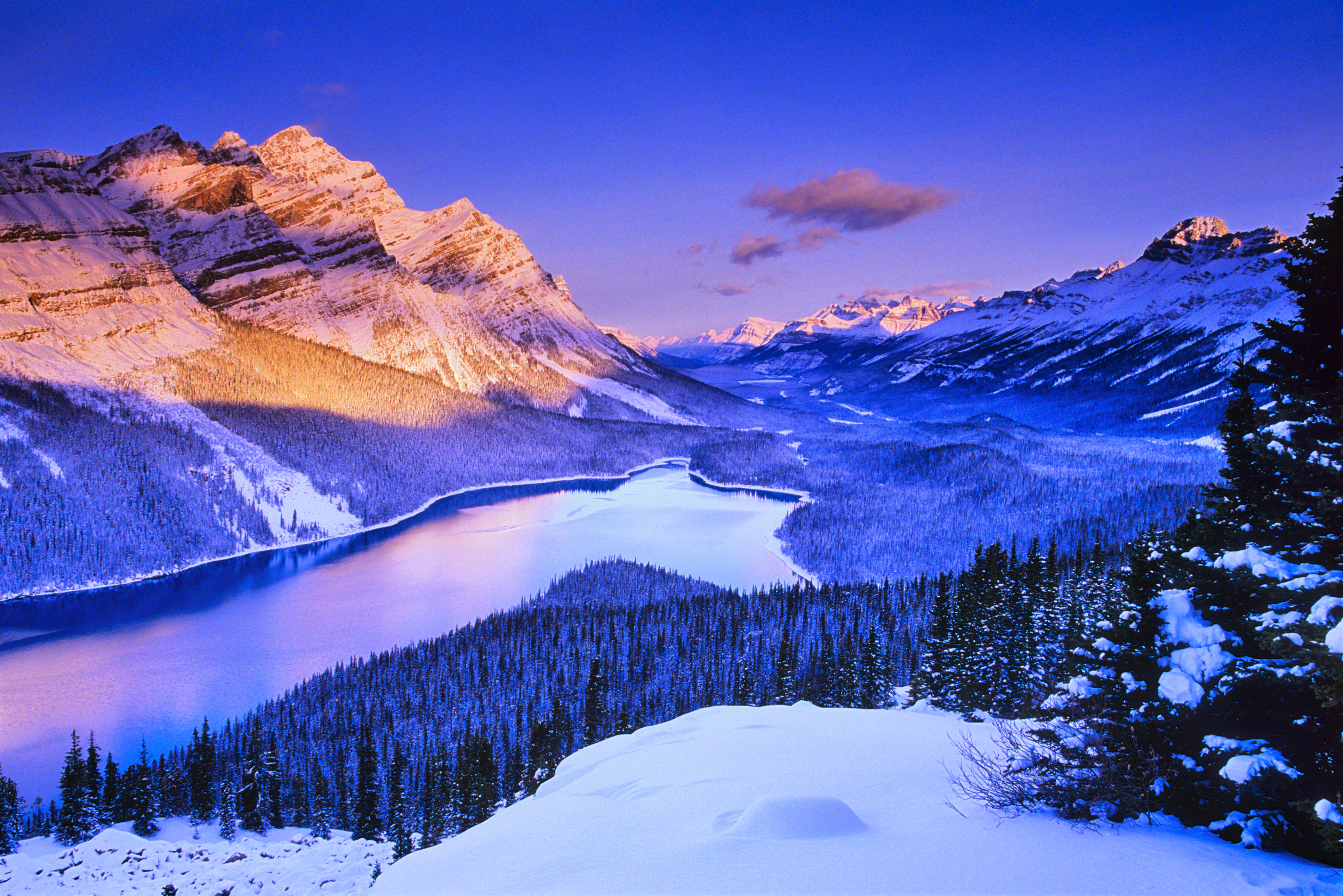 Peyto Lake in Banff National Park in the Canadian Rockies in the winter
