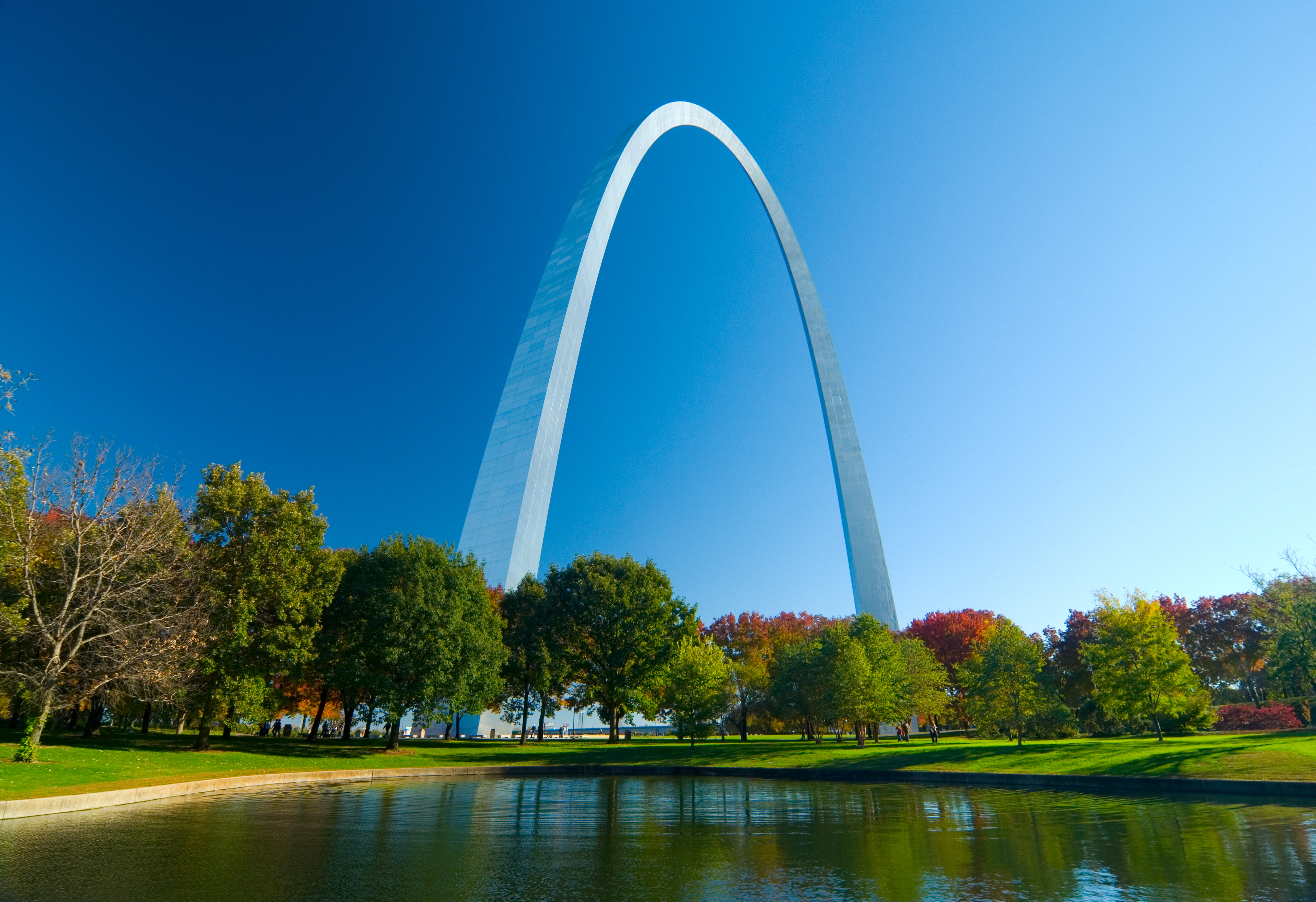 Gateway Arch, trees, and lake in the Jefferson National Expansion Memorial in St. Louis