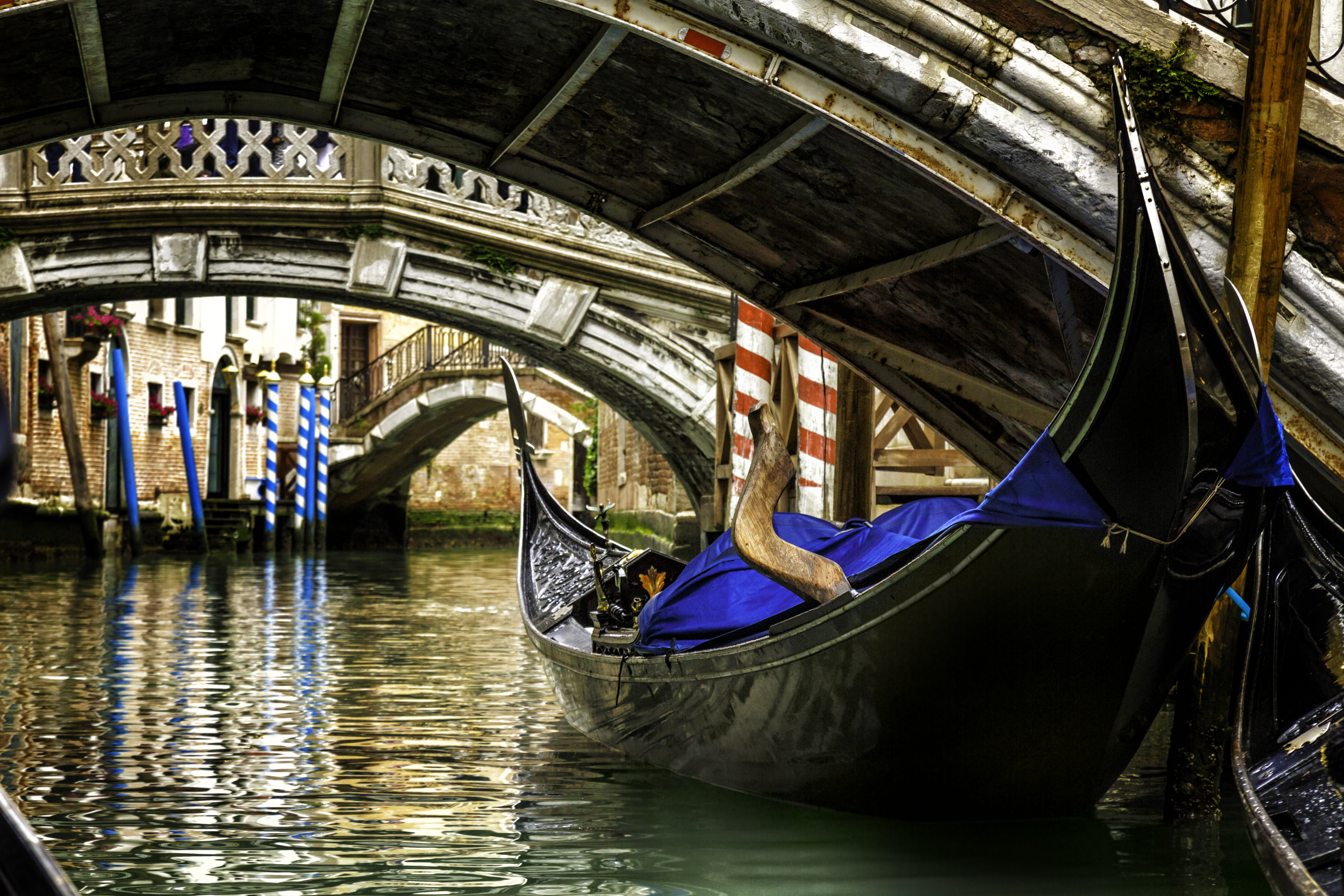 Gondola under rialto bridge