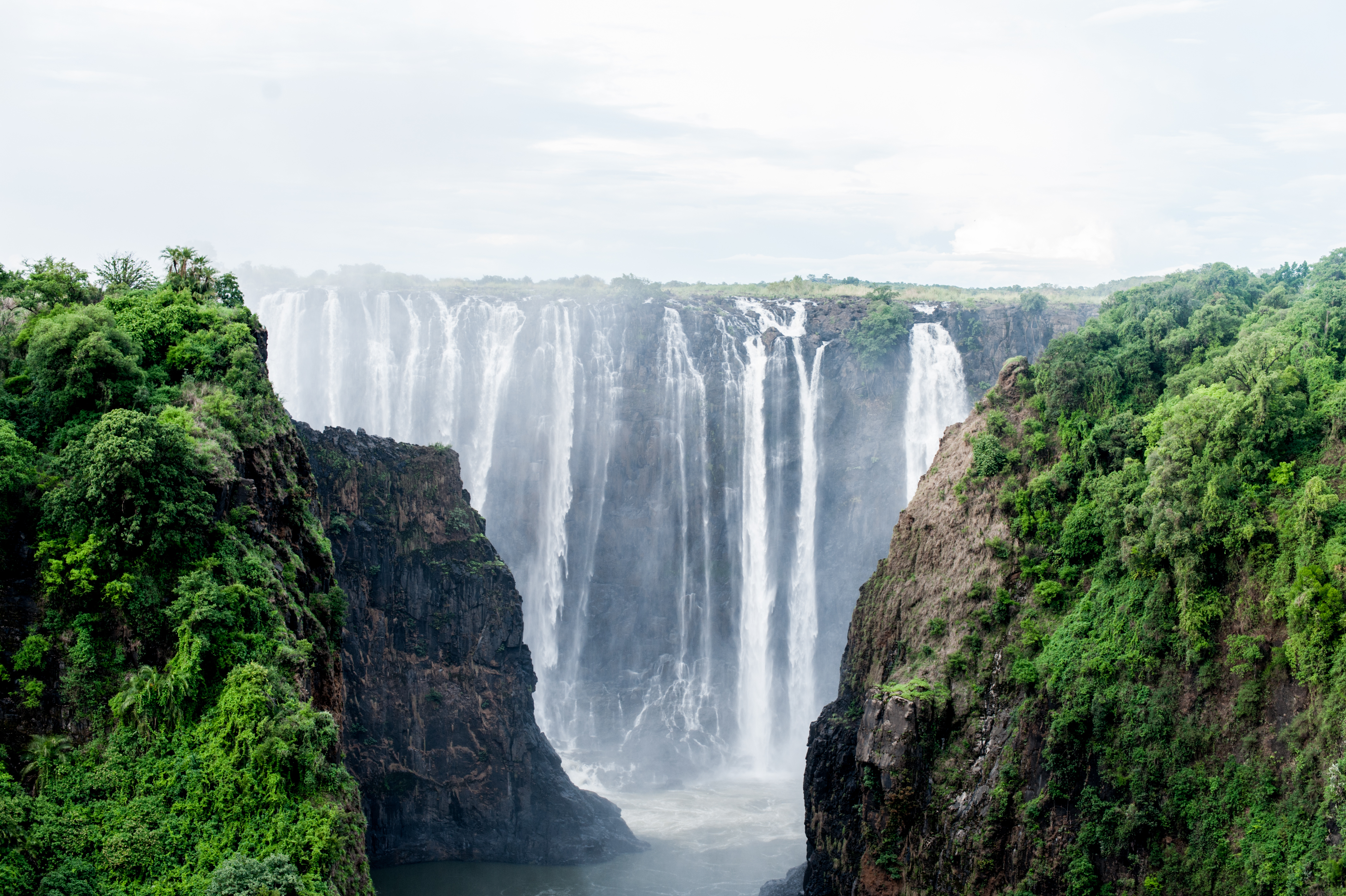 Victoria Falls, the smoke that thunders or Mosi-oa-Tunya