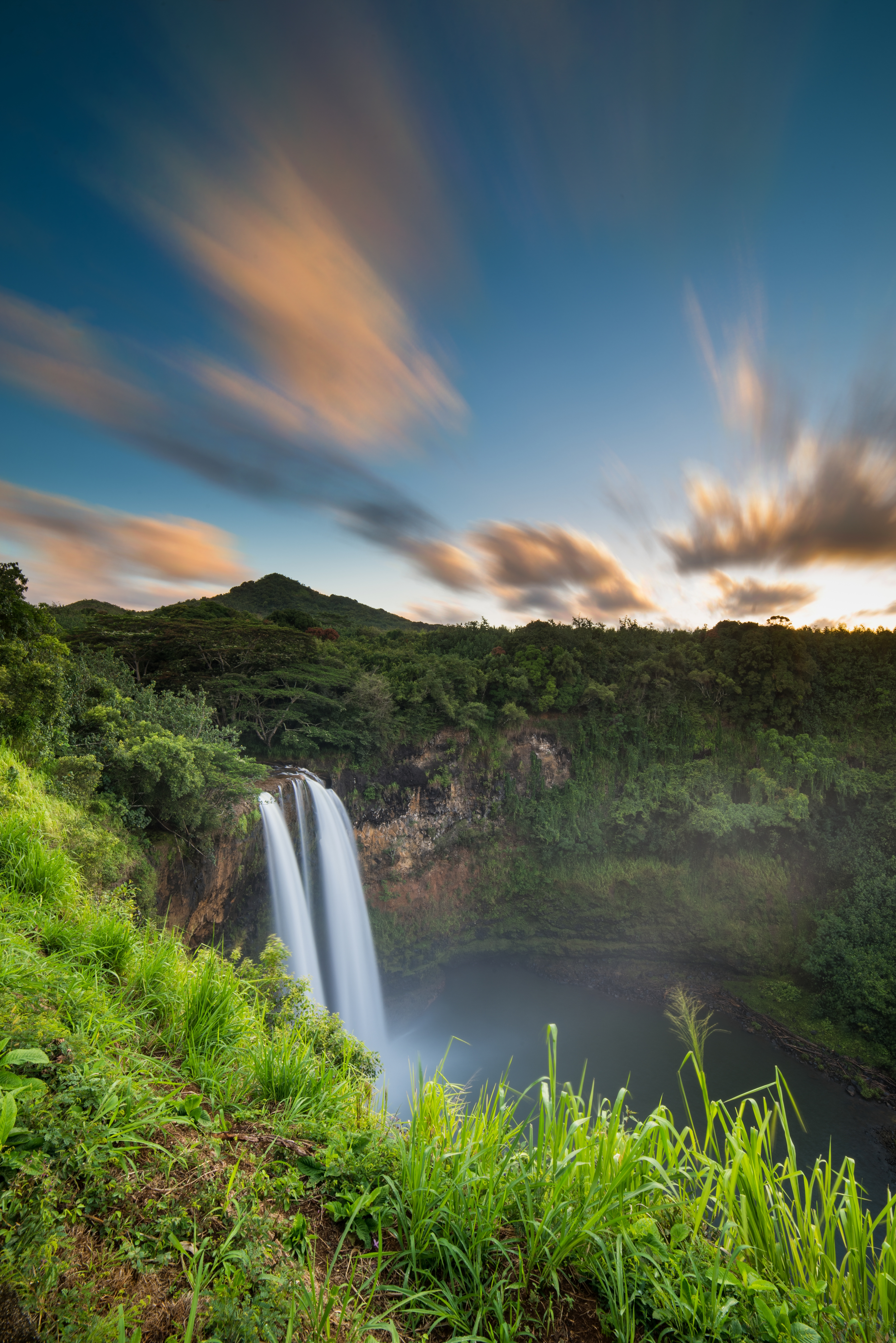 Classic Hawaii: Iconic Beaches & Towering Cliffs