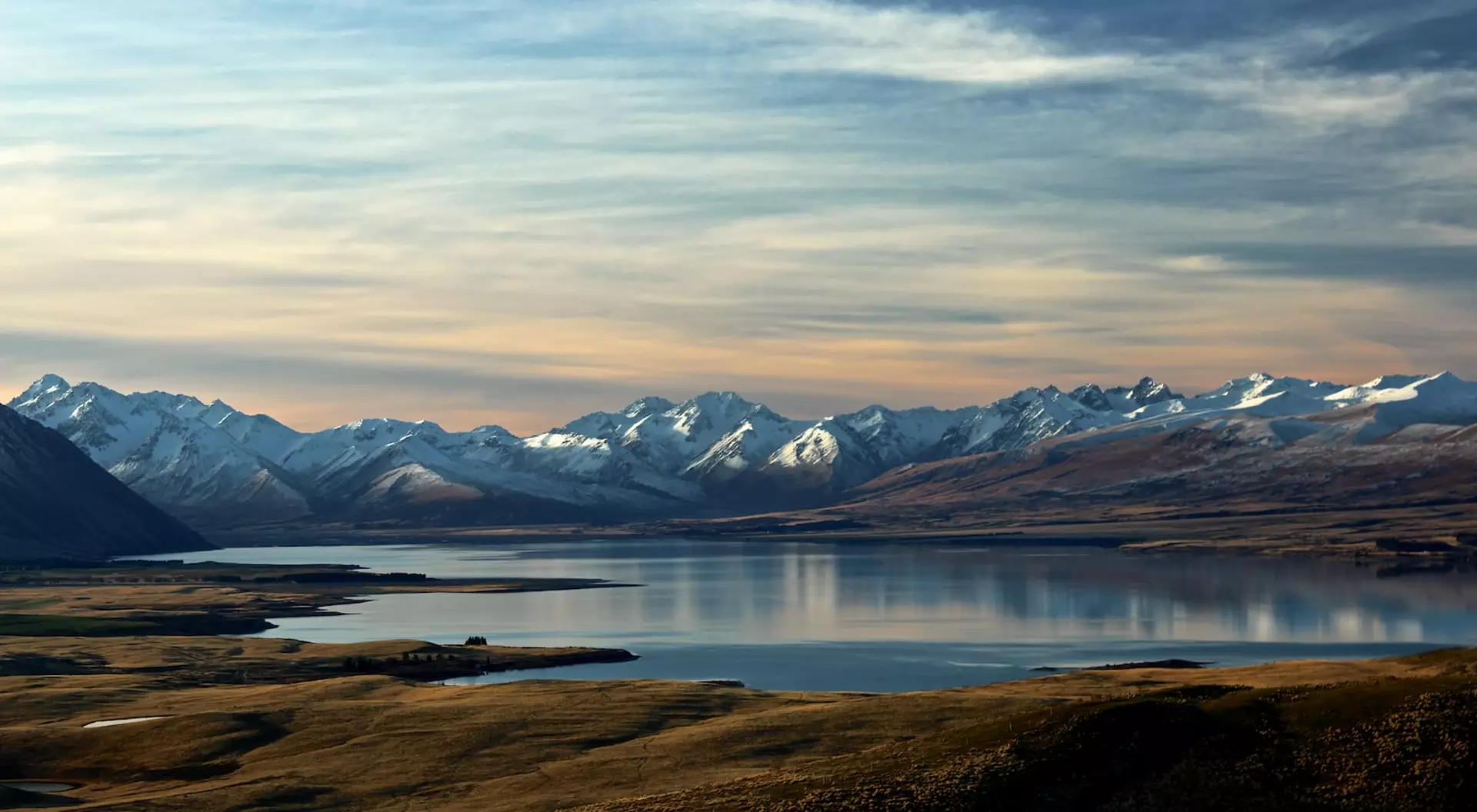 New Zealand landscape photography of lake and mountain