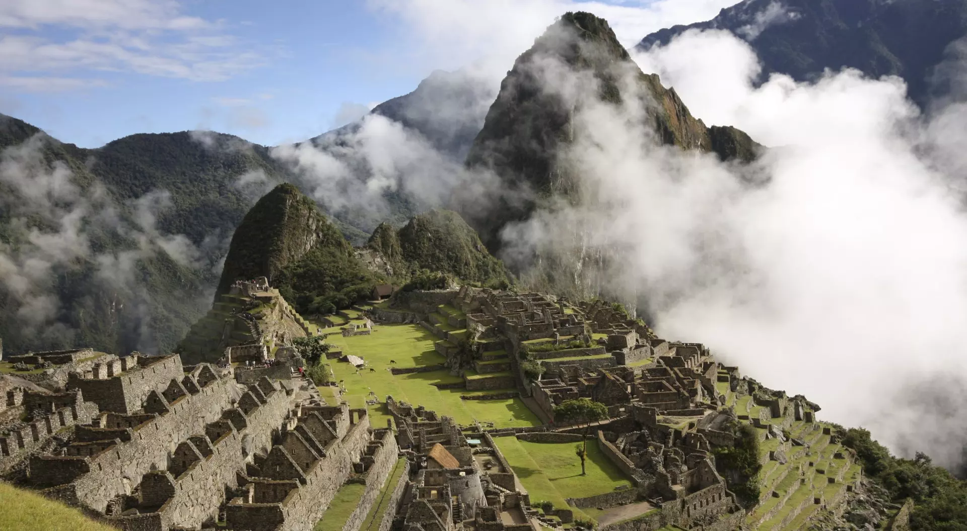 Iconic view of Machu Picchu Inca ruins, UNESCO World Heritage Site, with low cloud, Peru, South America