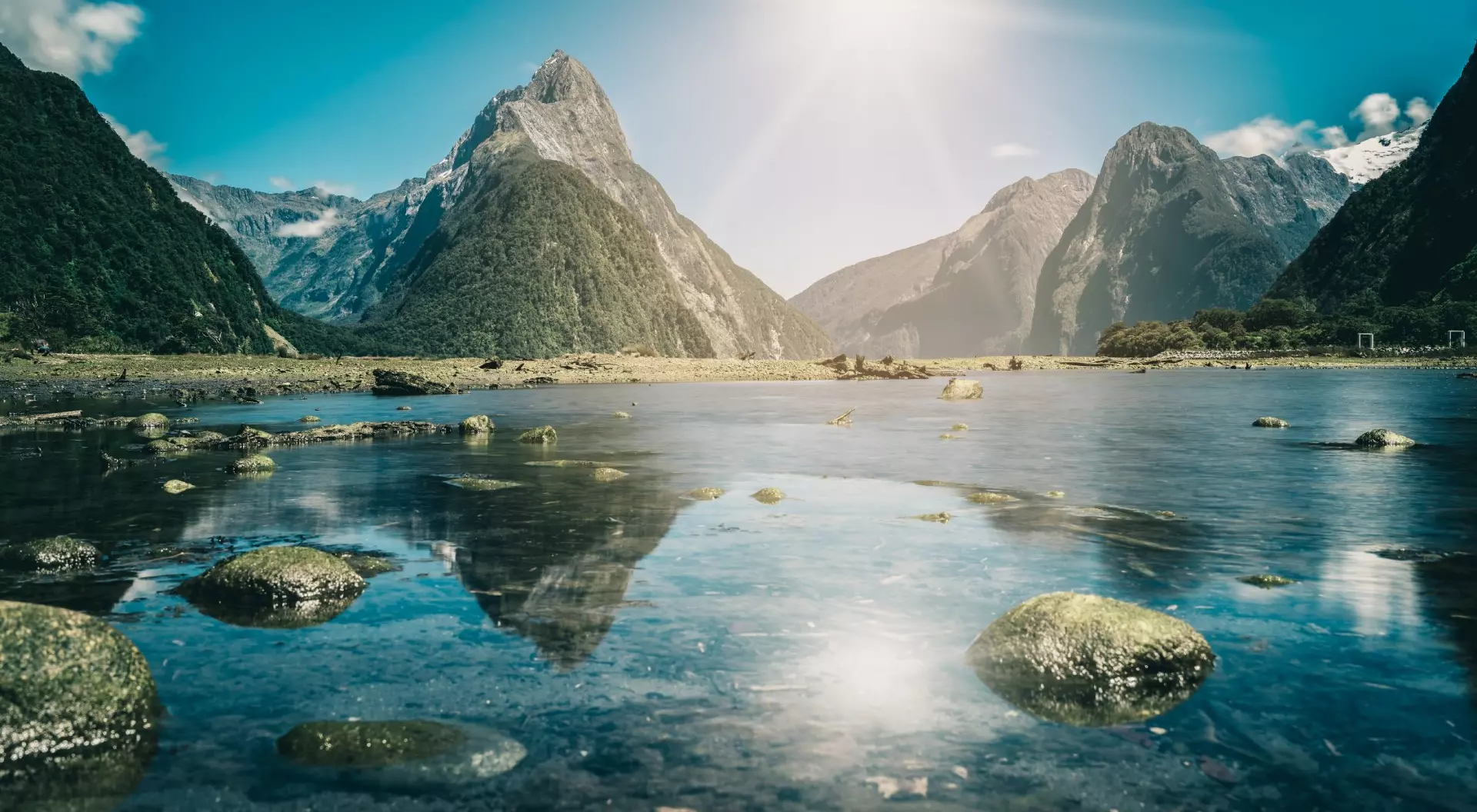 South Island, New Zealand Milford Sound in Fiordland National Park, South Island, New Zealand