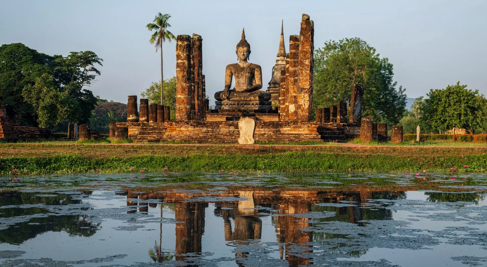 Wat Mahathat Temple, Sukhothai, Thailand Wat Mahathat Temple in the precinct of Sukhothai Historical Park, Thailand