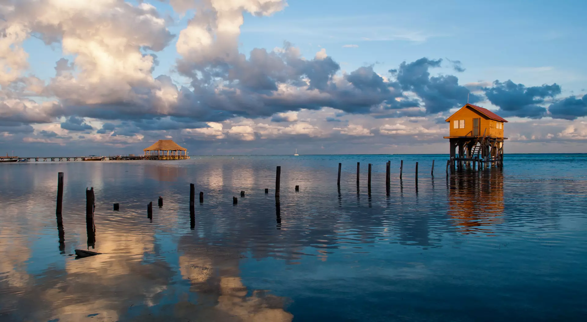 Belize A wooden Ambergris Caye ocean home, Belize