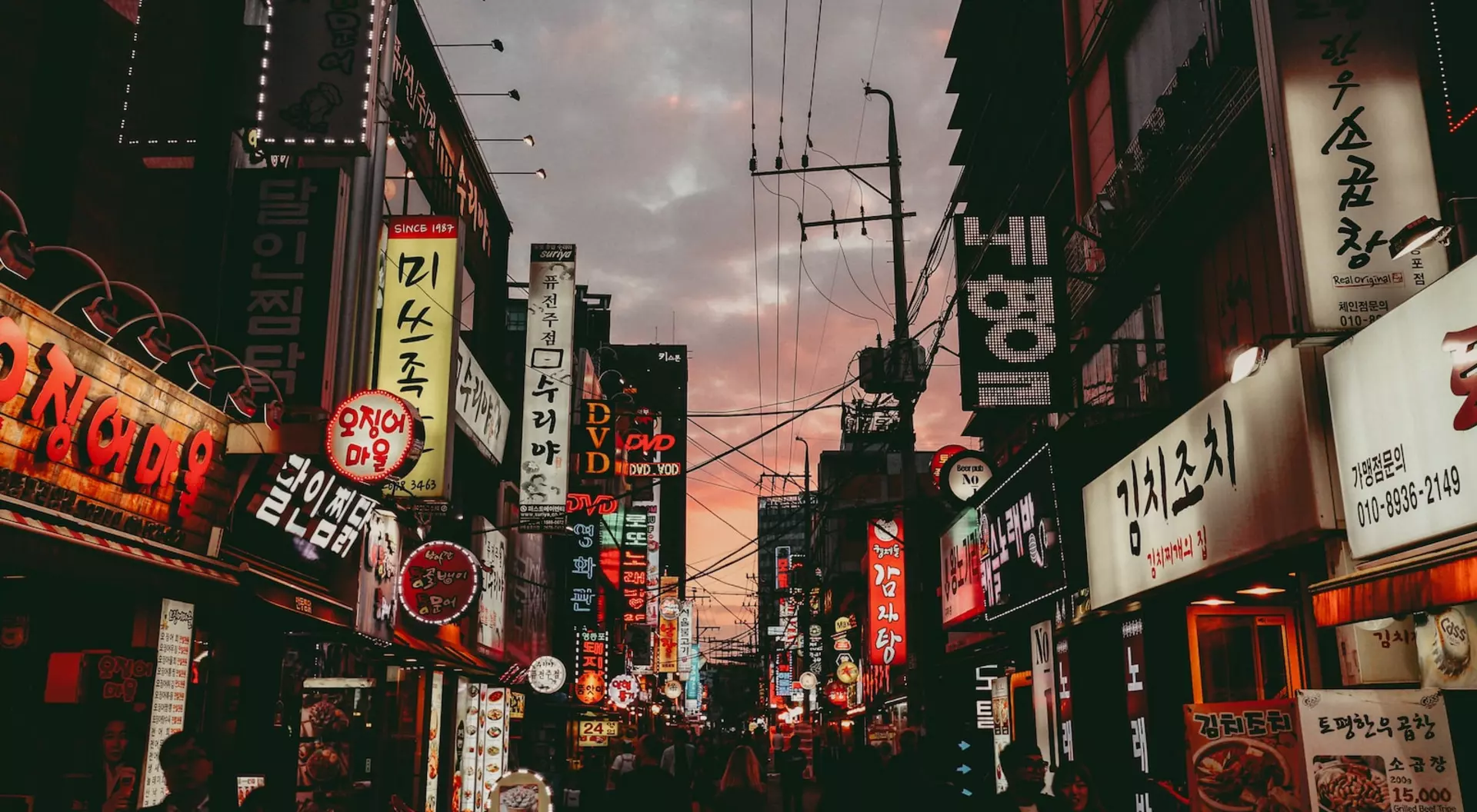city under cloudy sky