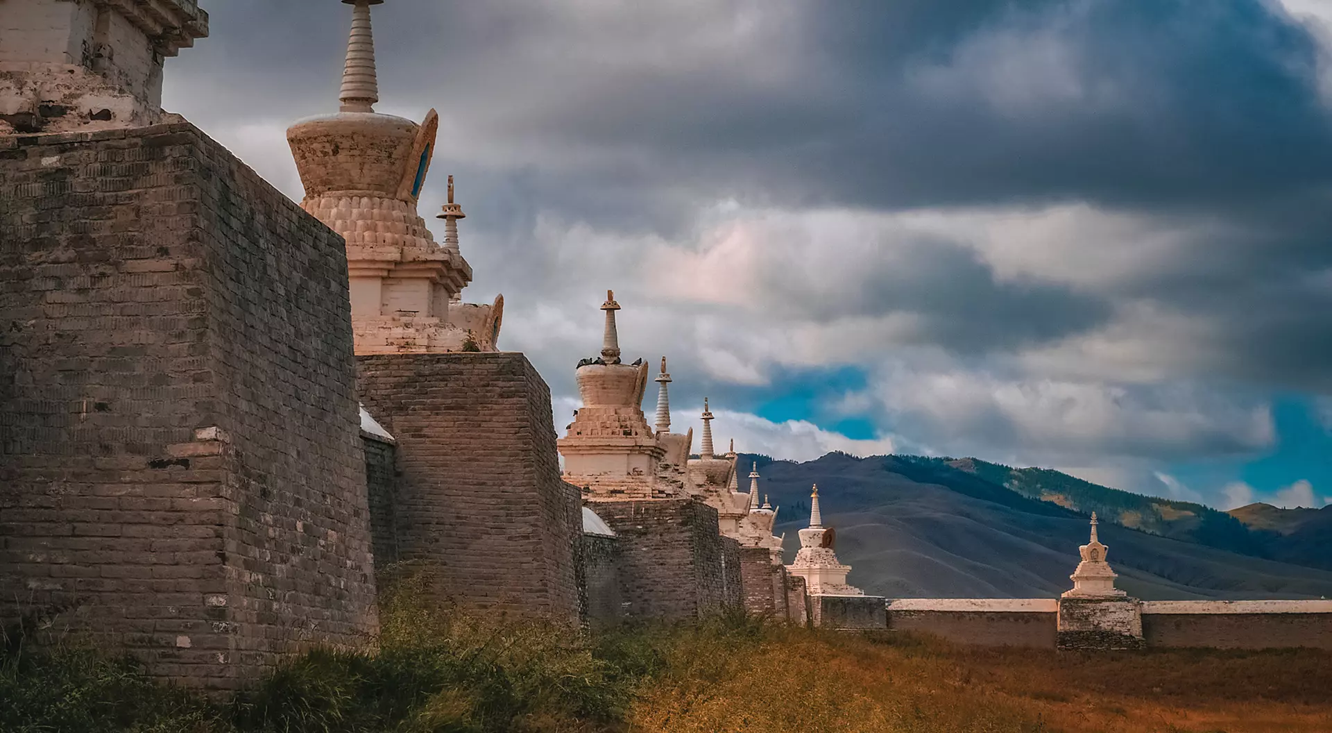 Erdene Zuu Khiid Monastery, Mongolia Mongolia's Erdene Zuu Khiid Monastery in front of a mountain range