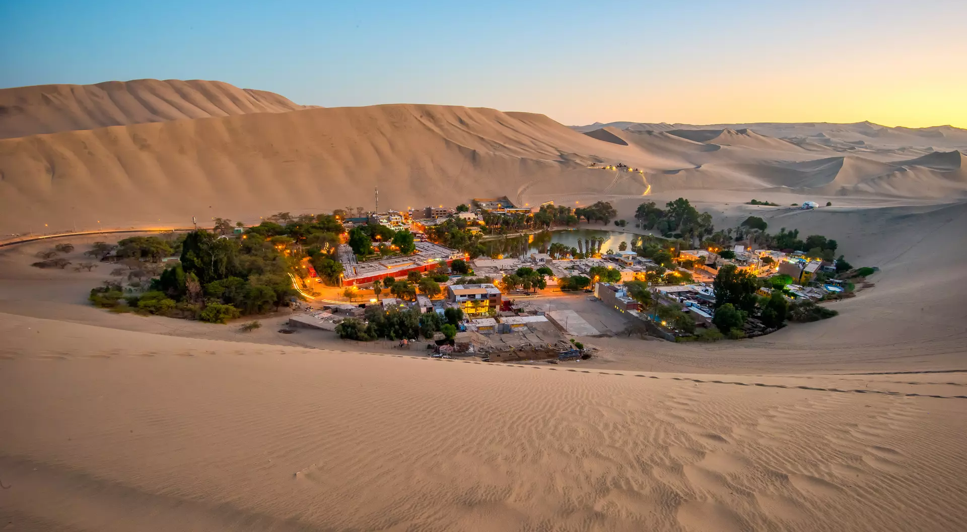 In Southwestern Peru there´s a village called Huachina. It was built in an oasis site, around a variety of sand dunes.