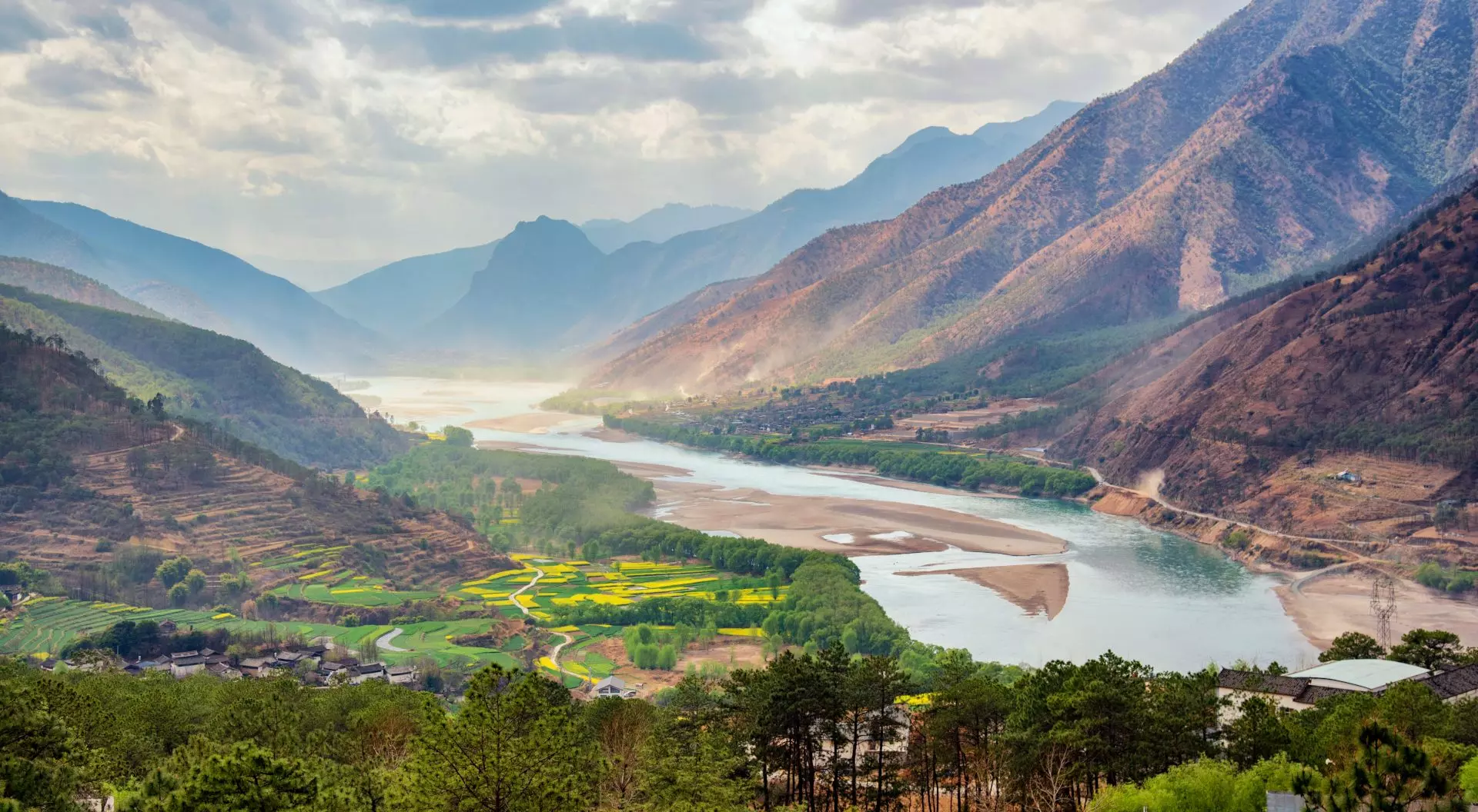 A famous bend of the river, surroudned by mountains and rays of sunshine