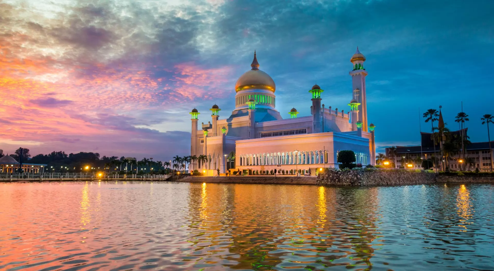 Sultan Omar Ali Saifuddin Mosque, Brunei at twilight