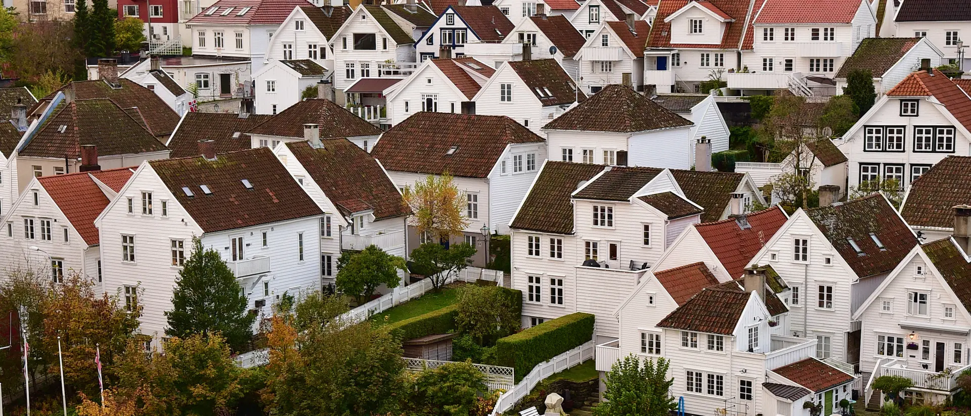 Gamle Stavanger, whitewashed wooden rulings on cobblestone lanes