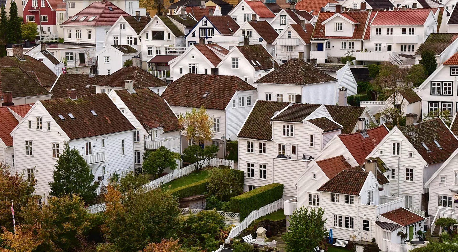 Gamle Town Houses Gamle Stavanger, whitewashed wooden rulings on cobblestone lanes