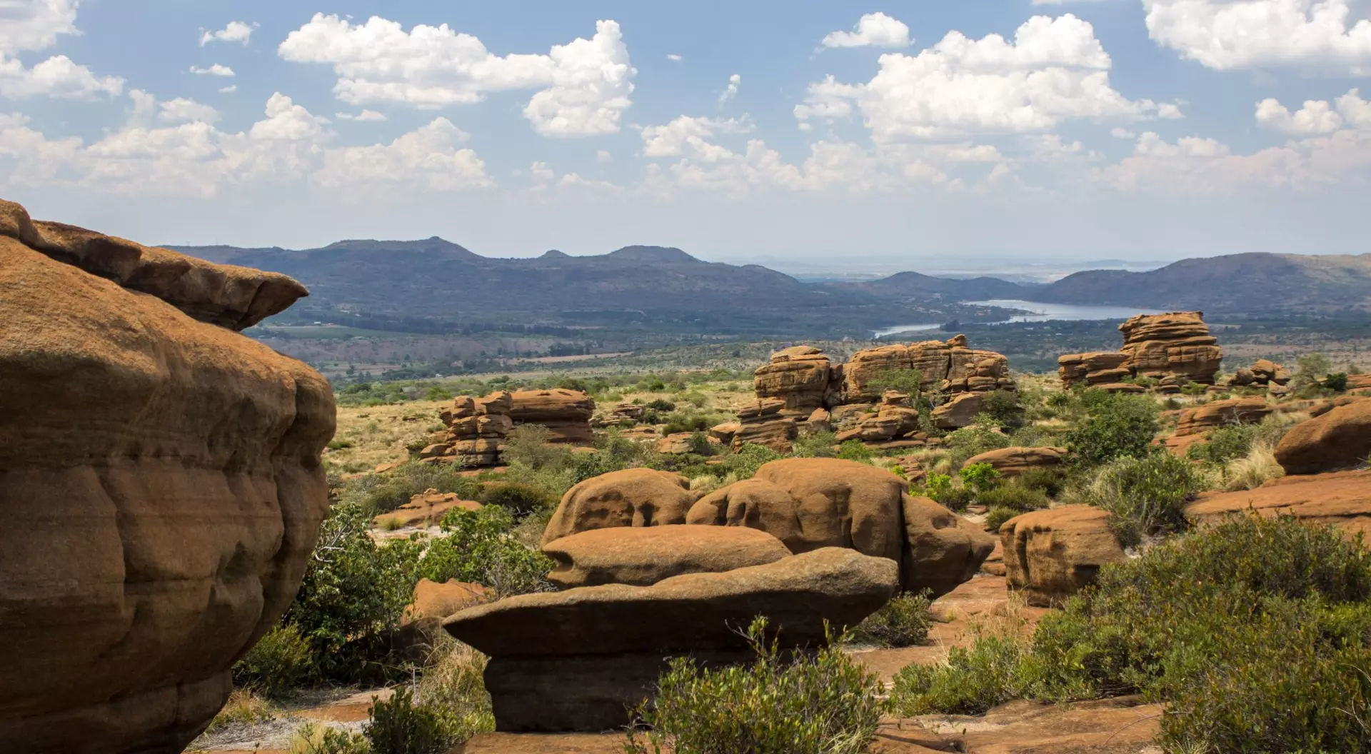 Magaliesberg Mountains The Magaliesberg Mountains is a small mountain chain in the Gauteng and North-west provinces of South Africa