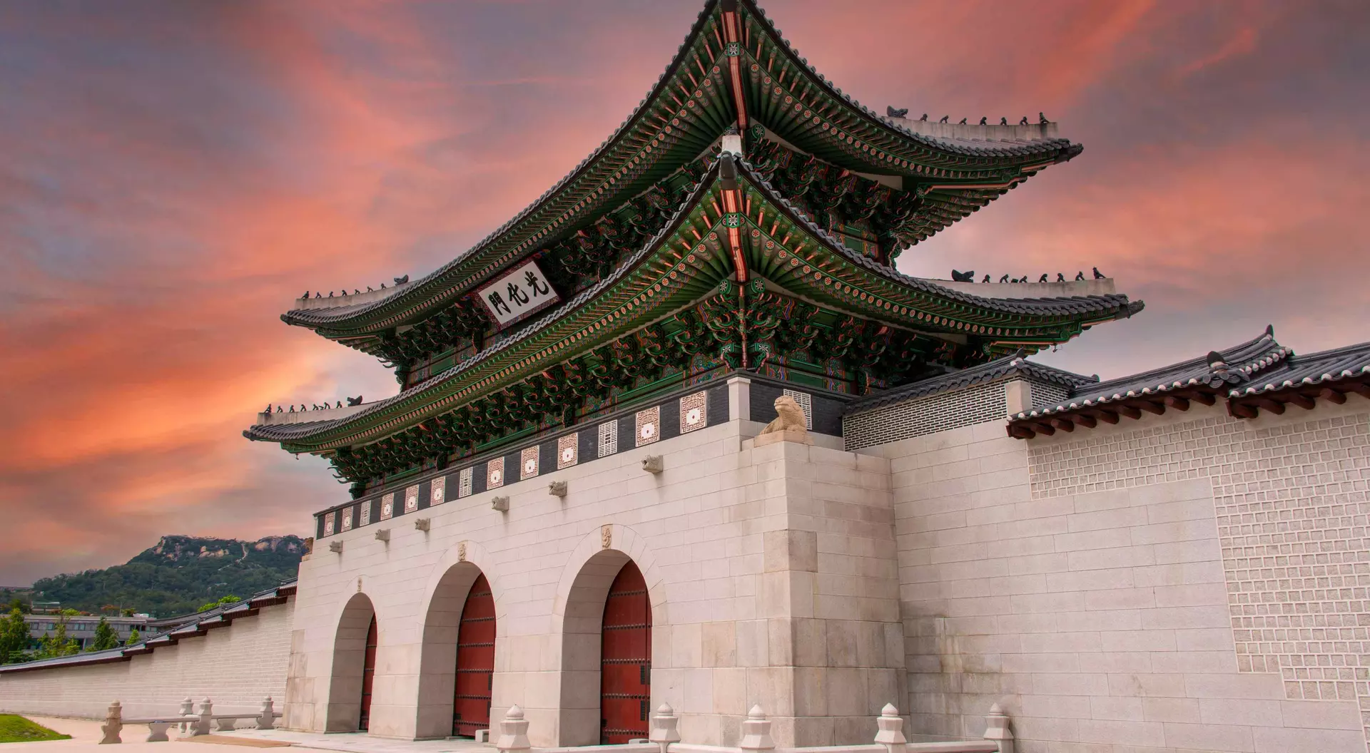 Main entrance gate to the Gyeongbokgung Palace in Seoul
