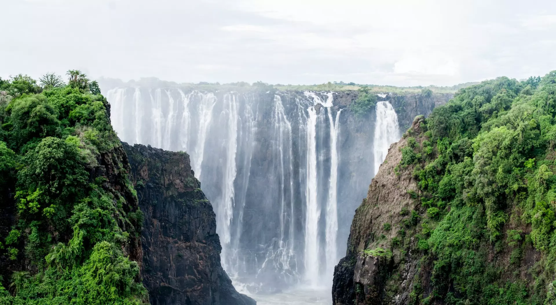 Victoria Falls, the smoke that thunders or Mosi-oa-Tunya.