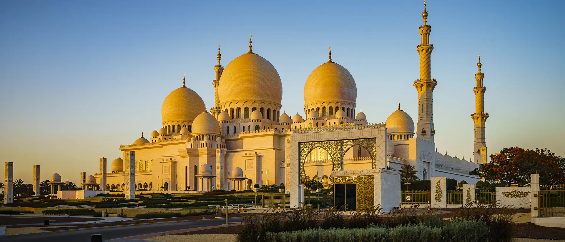 Sheikh Zayed Grand Mosque in Abu Dhabi in the sunset
