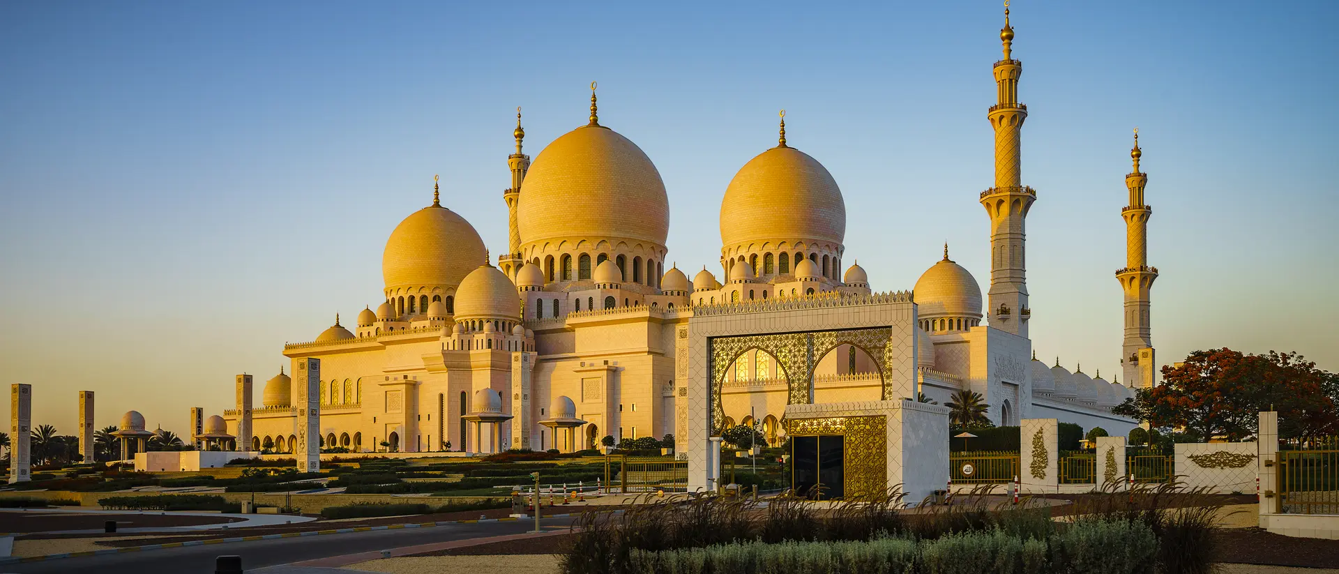 Sheikh Zayed Grand Mosque in Abu Dhabi in the sunset