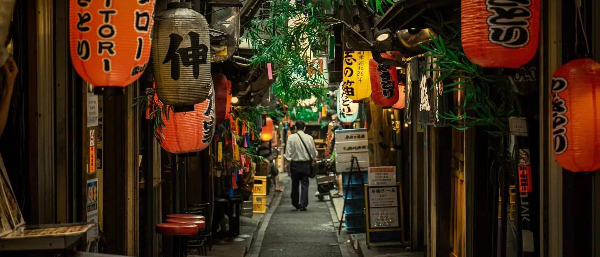 A view of a back alleyway in Shinjuku neighbourhood of Tokyo, Japan, with traditional red lanterns.
