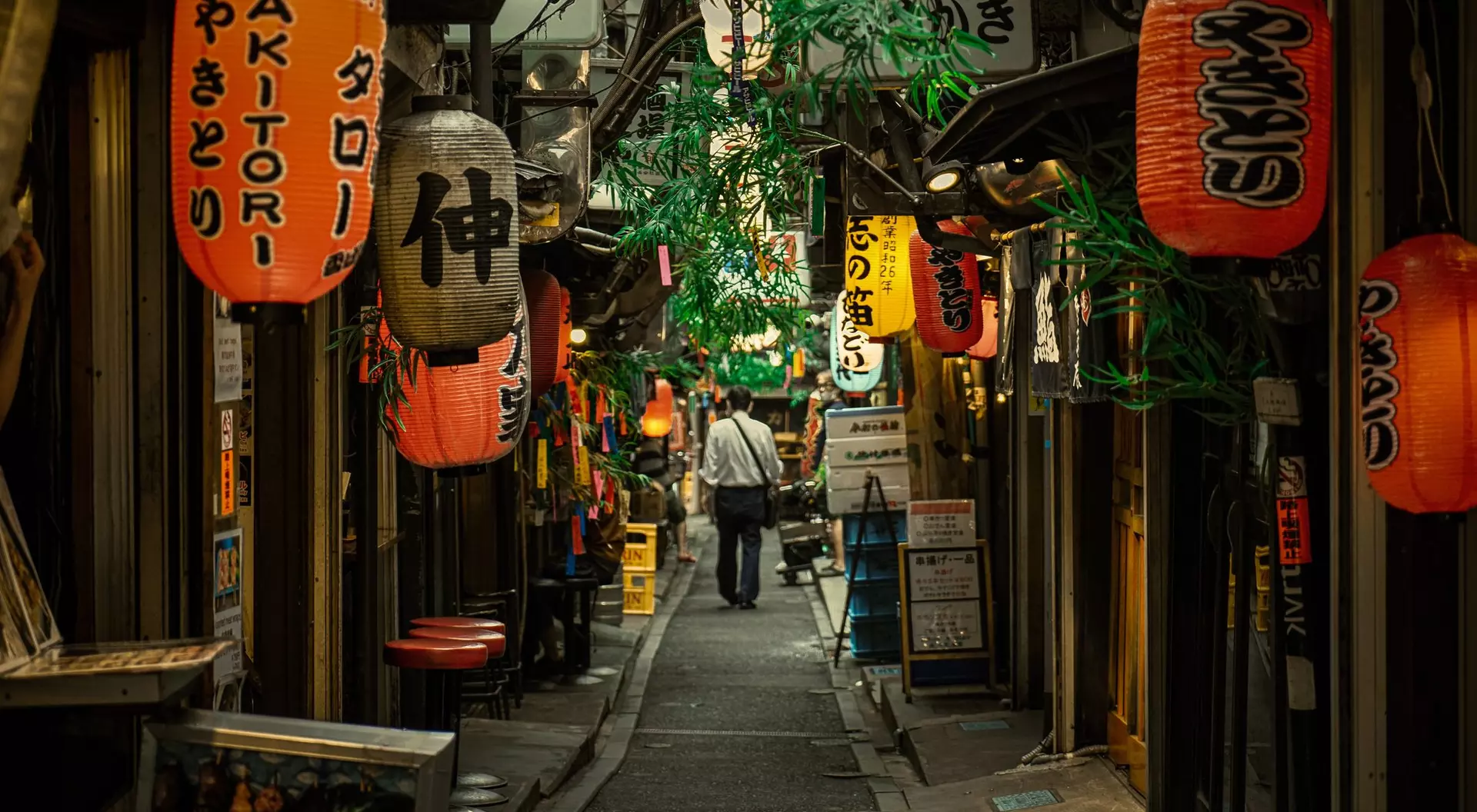 A view of a back alleyway in Shinjuku neighbourhood of Tokyo, Japan, with traditional red lanterns.