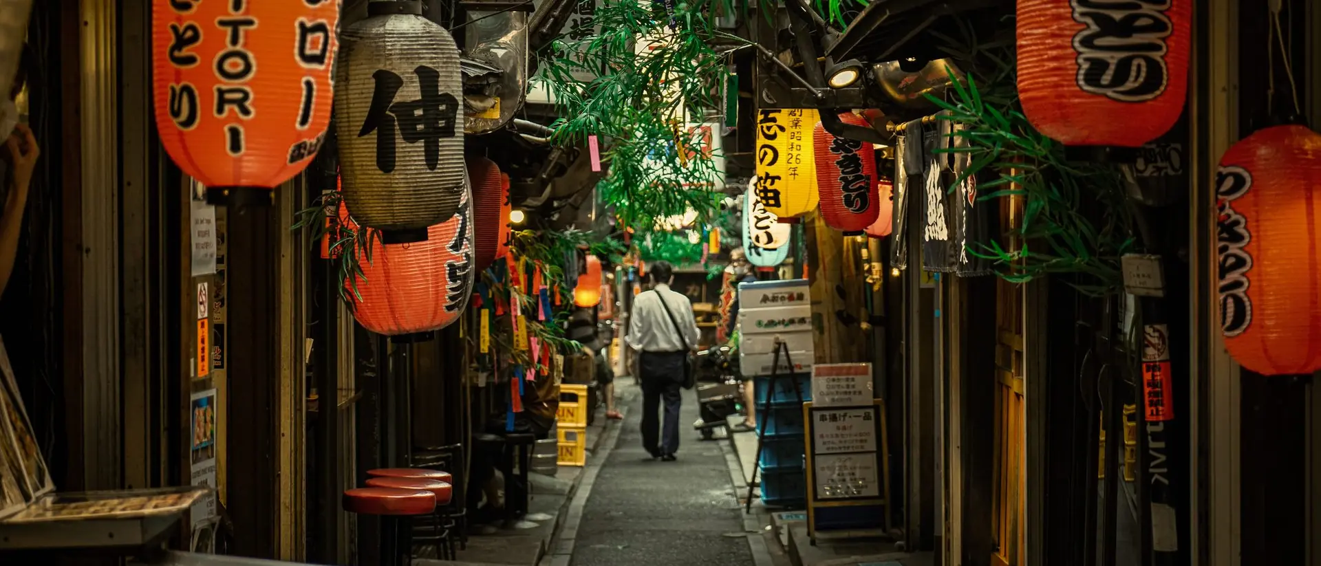 A view of a back alleyway in Shinjuku neighbourhood of Tokyo, Japan, with traditional red lanterns.
