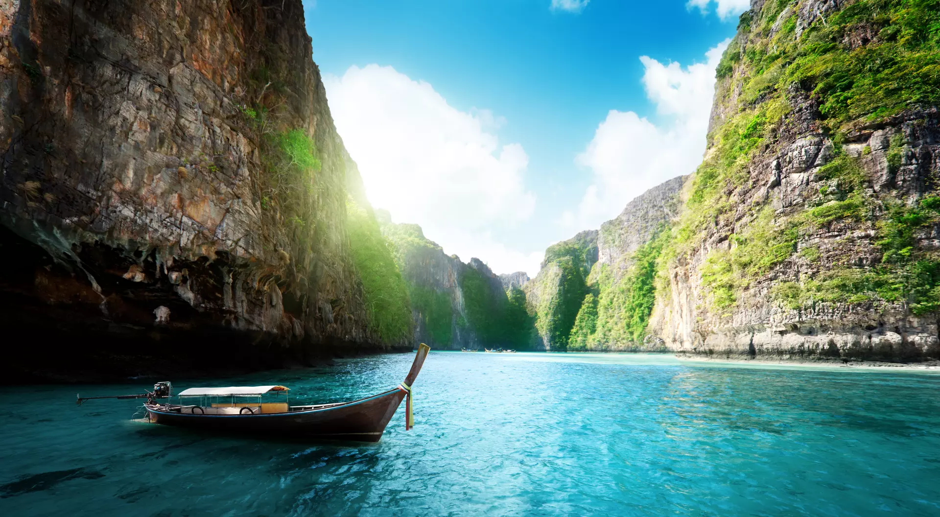 Cruise along the bays of Phi Phi Island